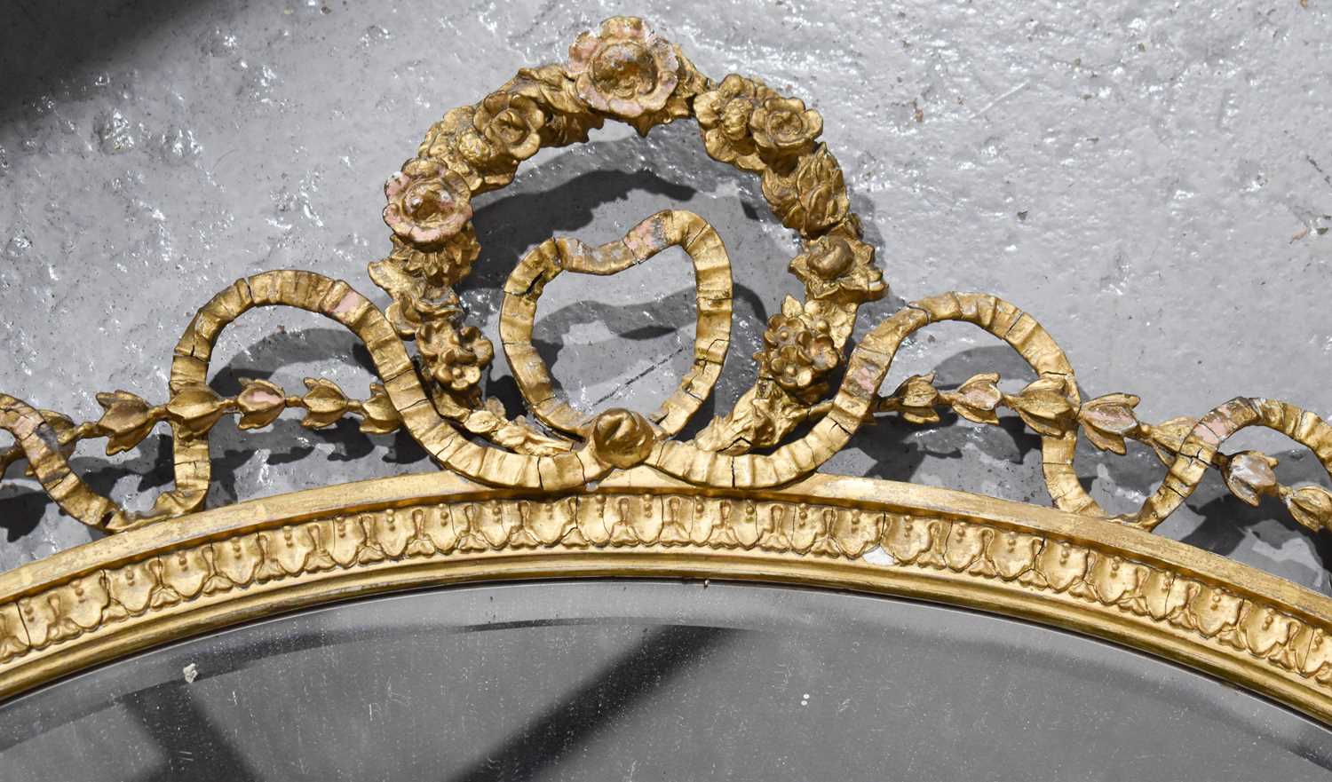 A 19th century oval giltwood mirror, with two pillars holding flames to either side, harebell and - Bild 2 aus 3
