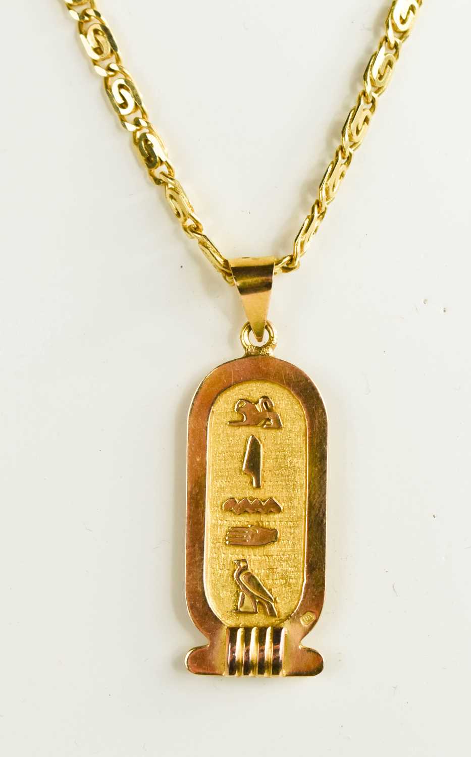 An 18ct gold pendant necklace, the necklace composed of chain links, and the pendant having Egyptian - Bild 2 aus 2