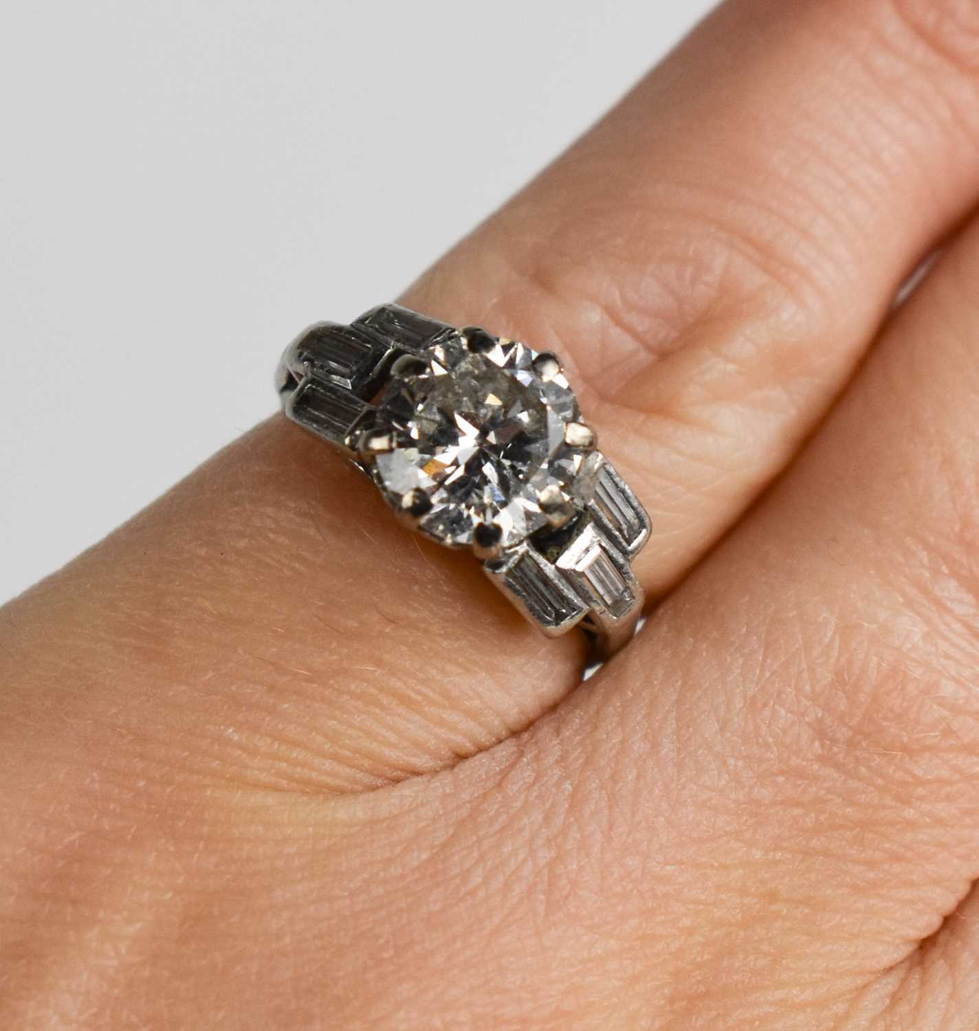 An Art Deco platinum and diamond ring, approximately 2.5cts diamond total, the brilliant cut diamond - Bild 4 aus 5