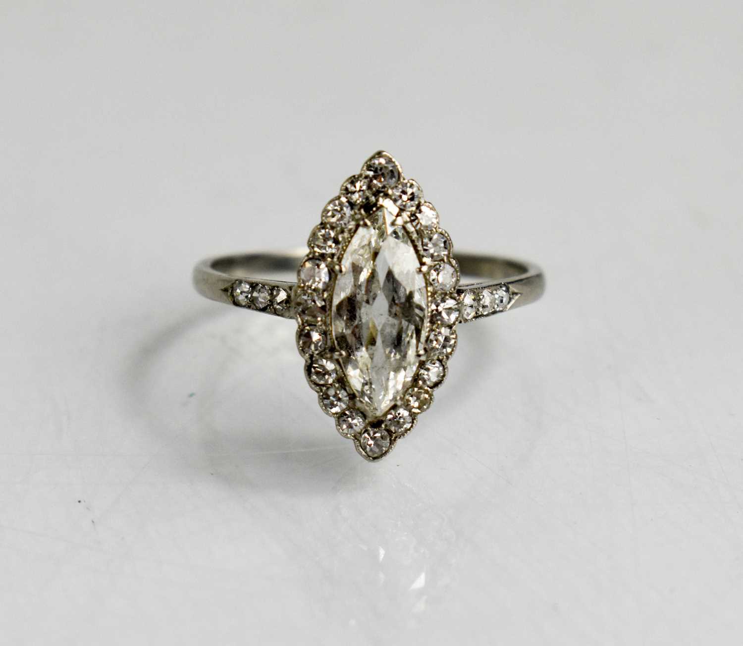 A platinum and diamond ring, the central marquise cut diamond bordered by diamonds, and to the - Bild 2 aus 3