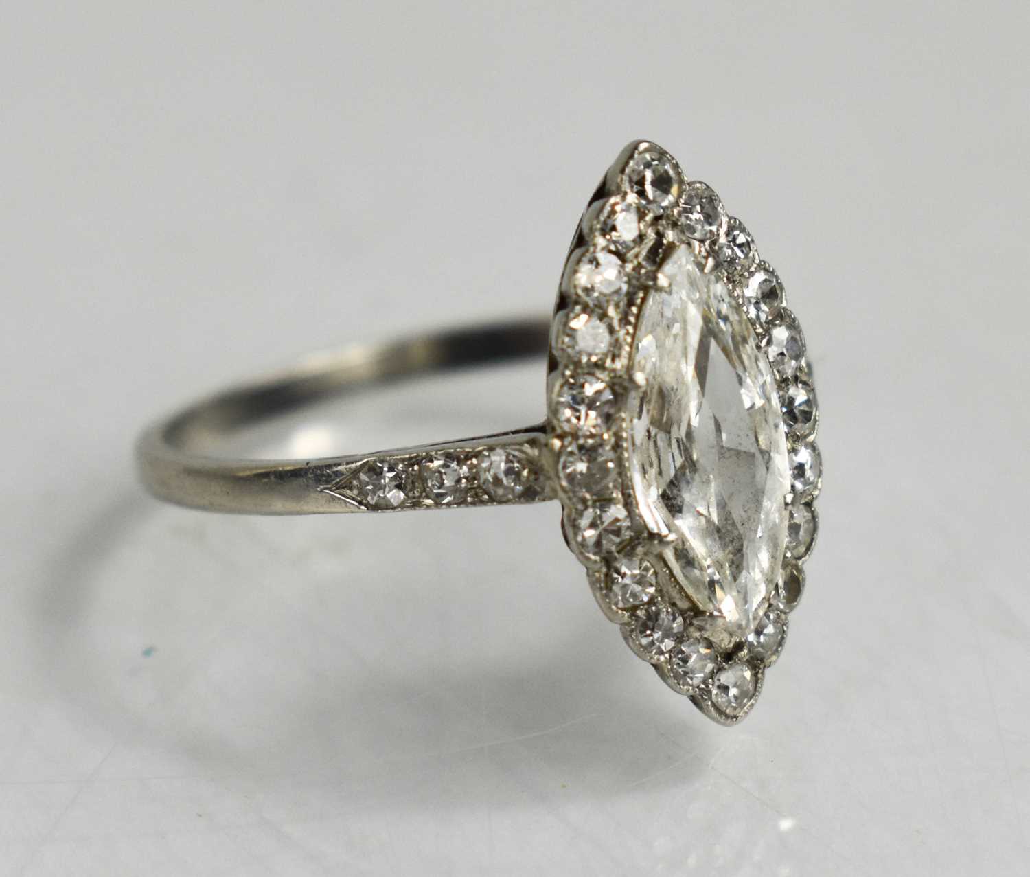 A platinum and diamond ring, the central marquise cut diamond bordered by diamonds, and to the - Bild 3 aus 3