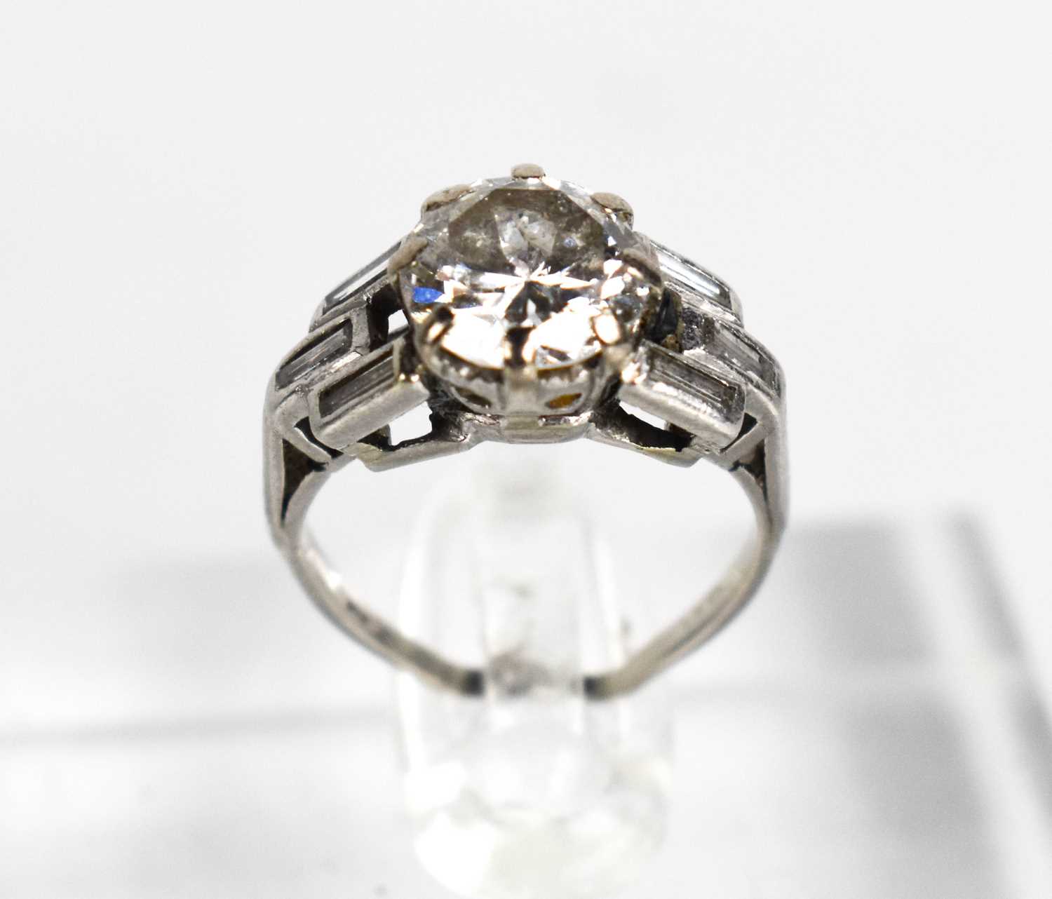 An Art Deco platinum and diamond ring, approximately 2.5cts diamond total, the brilliant cut diamond - Bild 2 aus 5