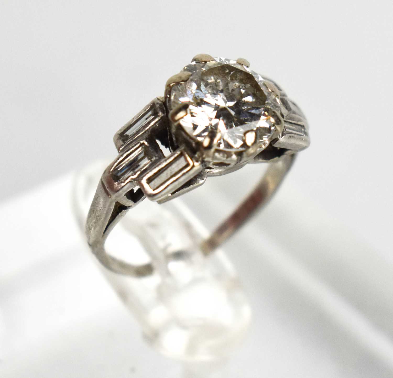 An Art Deco platinum and diamond ring, approximately 2.5cts diamond total, the brilliant cut diamond - Bild 3 aus 5