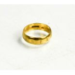 A 9ct gold wedding band, size O, 2.7g.