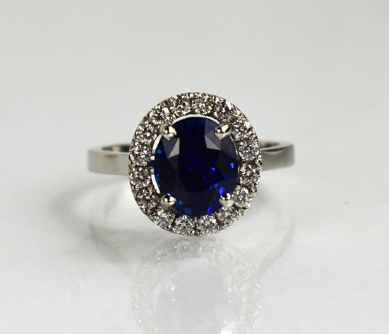 A platinum, sapphire and diamond cluster ring, size N½, 7g. - Bild 2 aus 3