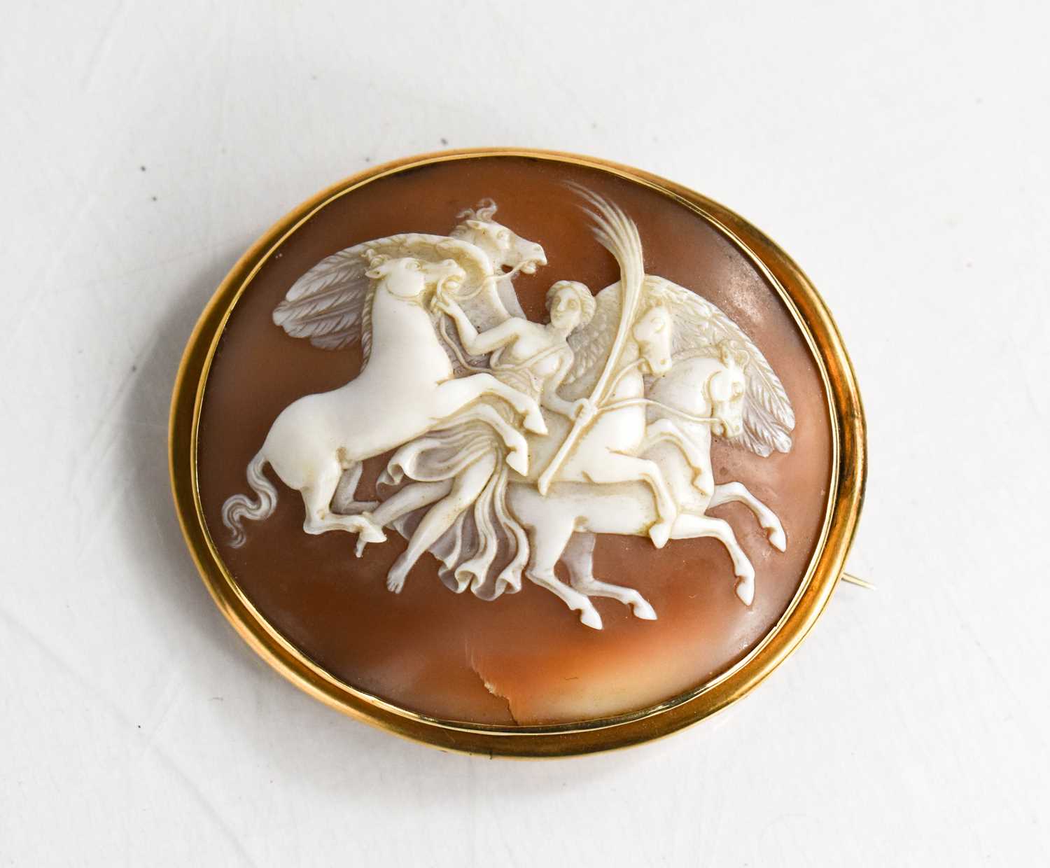 A 19th century cameo brooch, carved with a winged angel and horses, set in a gold (untested, - Bild 2 aus 3