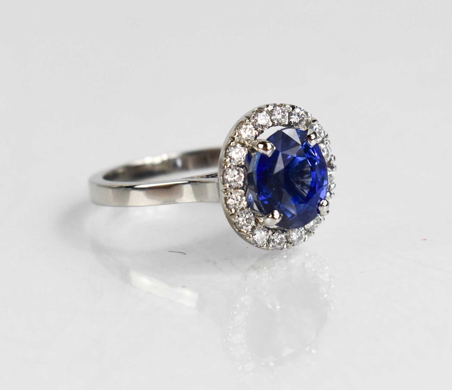 A platinum, sapphire and diamond cluster ring, size N½, 7g. - Bild 3 aus 3