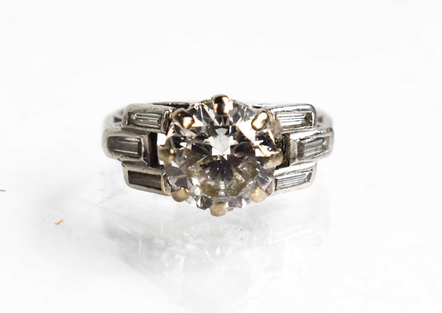 An Art Deco platinum and diamond ring, approximately 2.5cts diamond total, the brilliant cut diamond - Bild 5 aus 5