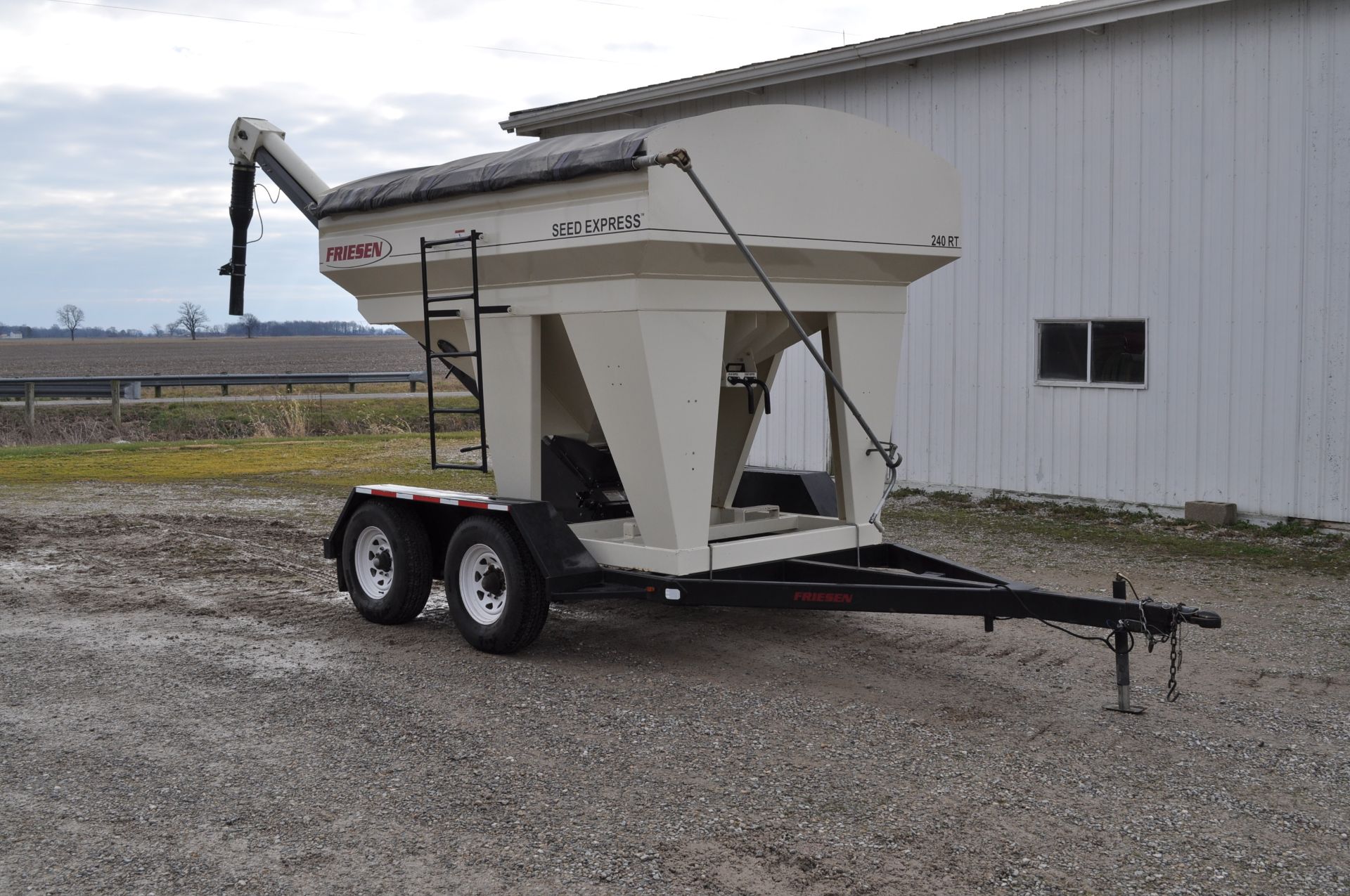 Friesen 240RT seed tender, tandem axle, 2 compartment, rear conveyor, Honda GX160 engine, electric - Image 13 of 32