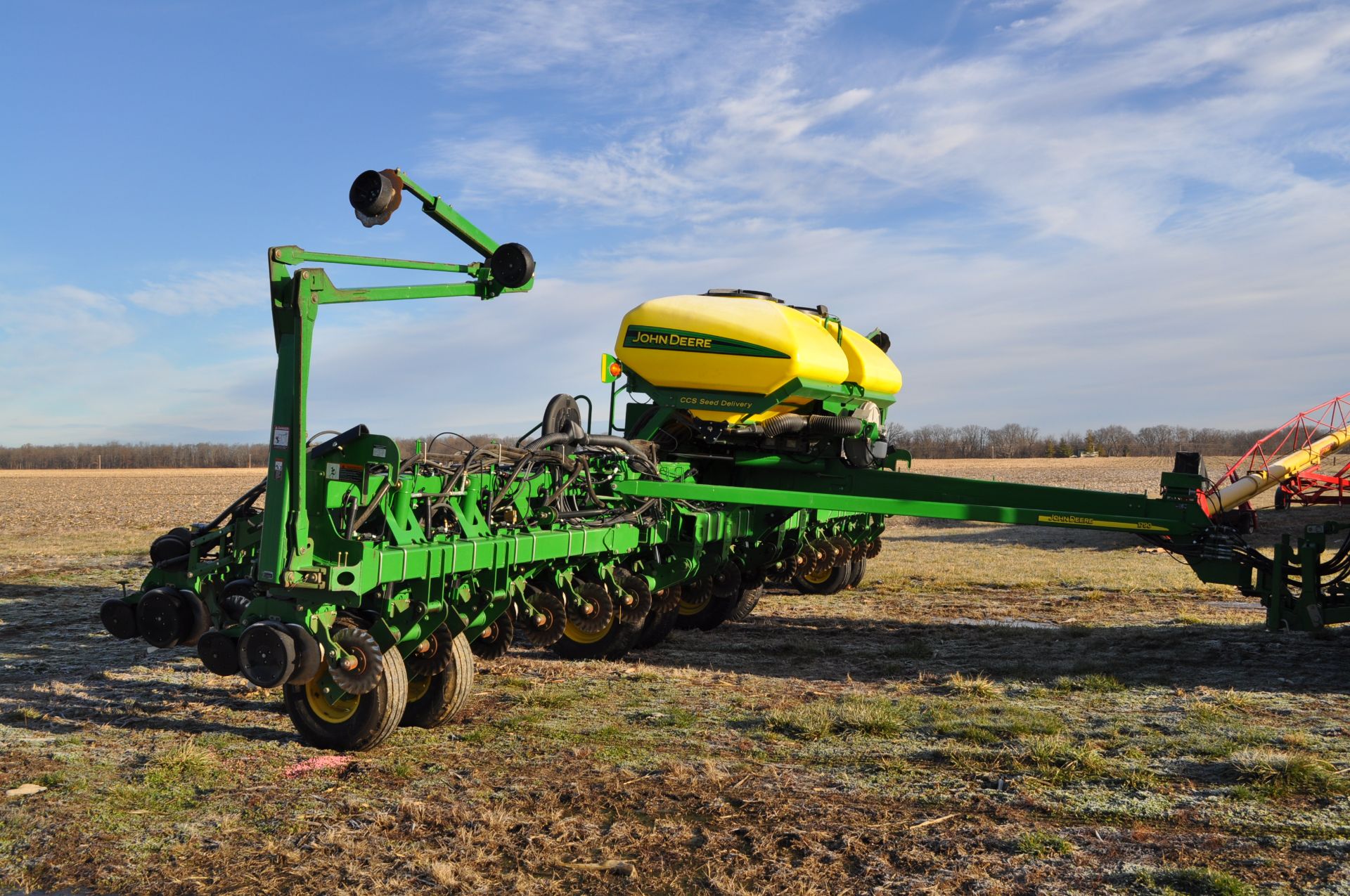 John Deere 1790 16/32 planter, front fold, CCS, markers, no-till coulters, John Deere vac meters, - Image 29 of 45