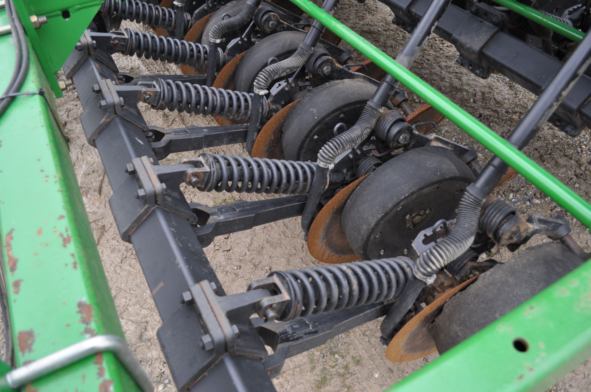 15’ John Deere 1590 grain drill, front dolly wheel, 7 ½” spacing, markers, lights, electric adjust - Image 9 of 21