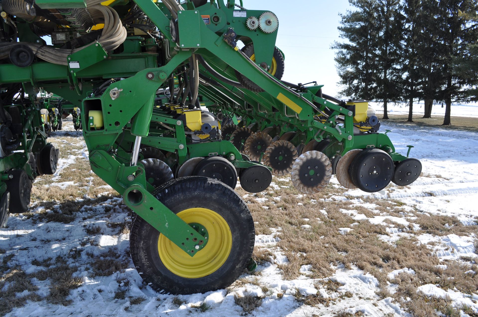 John Deere 1790 16/32 planter, front fold, CCS, markers, no-till coulters, John Deere vac meters, - Image 13 of 45