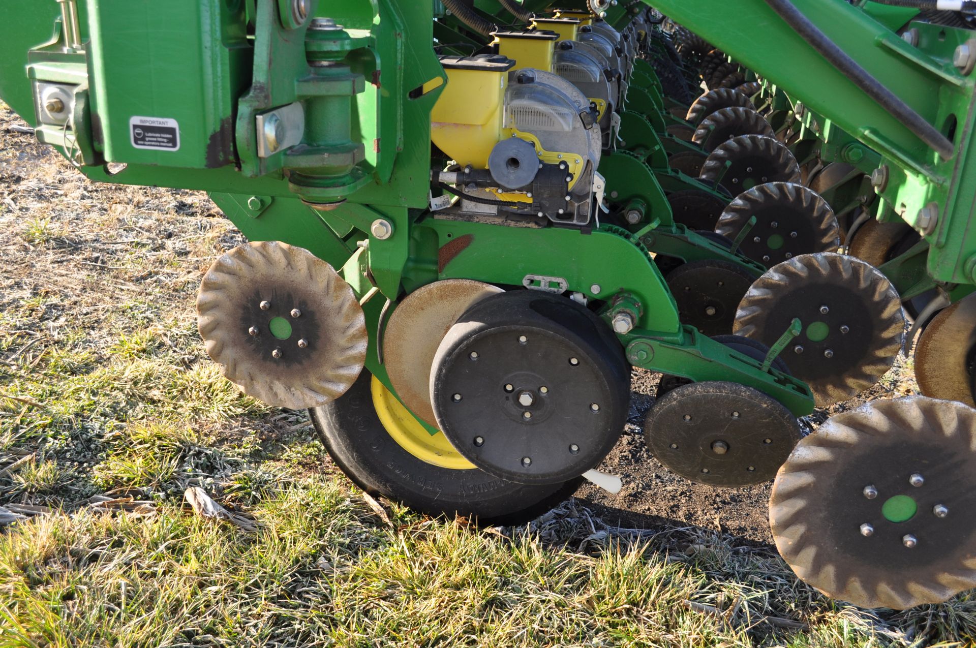 John Deere 1790 16/32 planter, front fold, CCS, markers, no-till coulters, John Deere vac meters, - Image 40 of 45