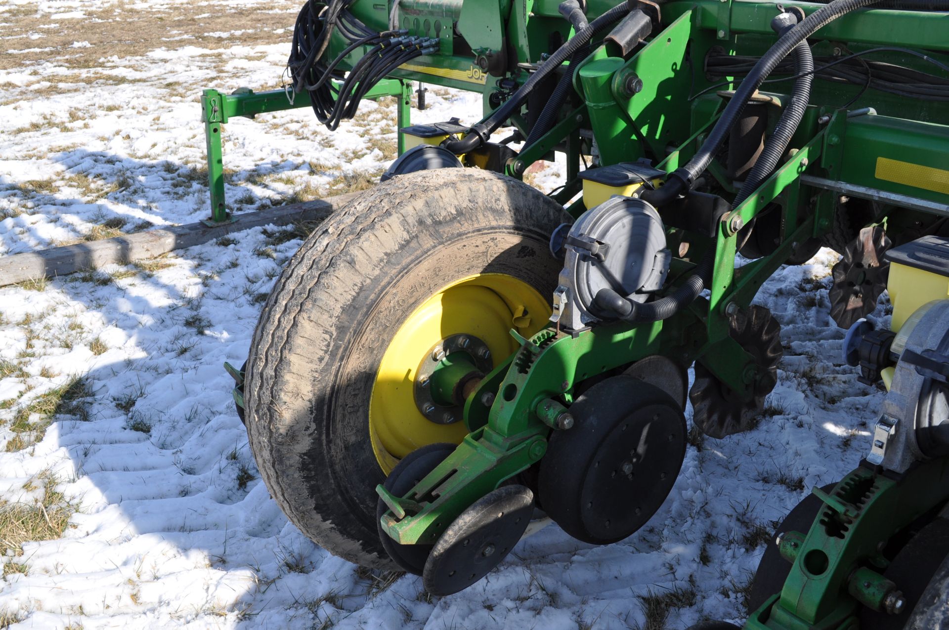 John Deere 1770 NT 24 row 30” planter, front fold, CCS, Refuge Plus tank, markers, no-till coulters, - Image 11 of 25