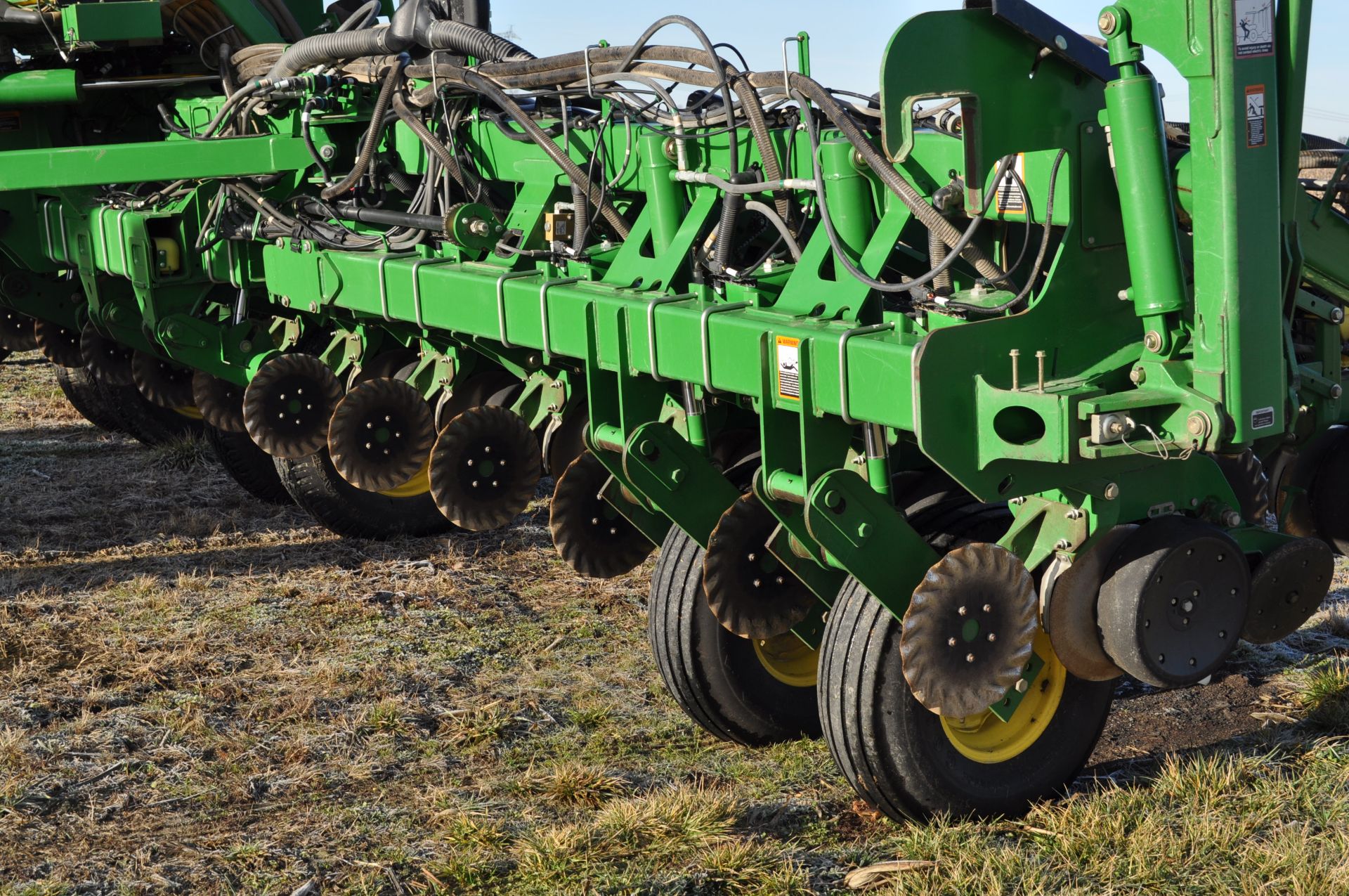 John Deere 1790 16/32 planter, front fold, CCS, markers, no-till coulters, John Deere vac meters, - Image 35 of 45