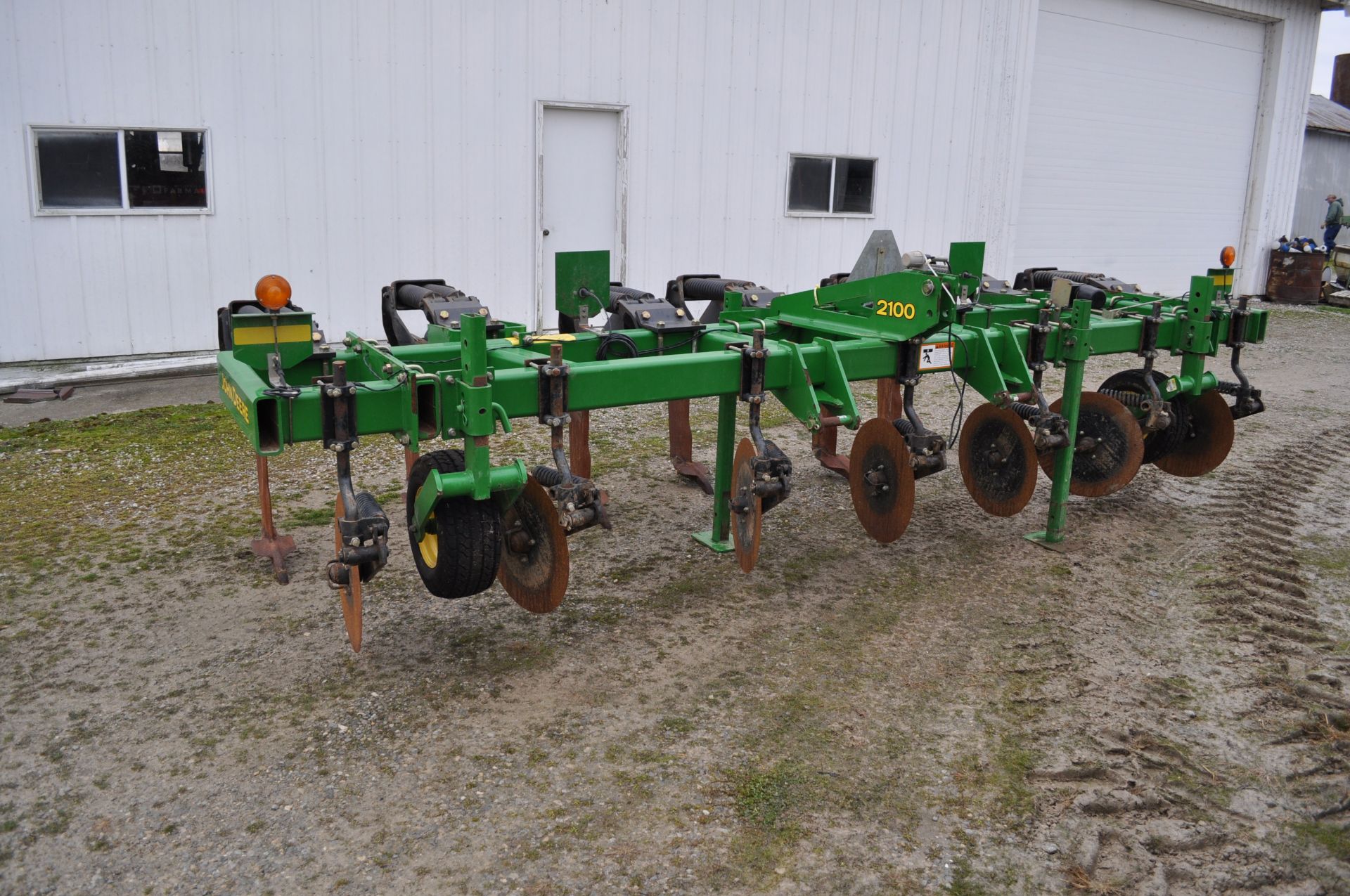 7-shank John Deere 2100 inline ripper, 3pt, leading coulters, shin guards, depth wheels, lights,