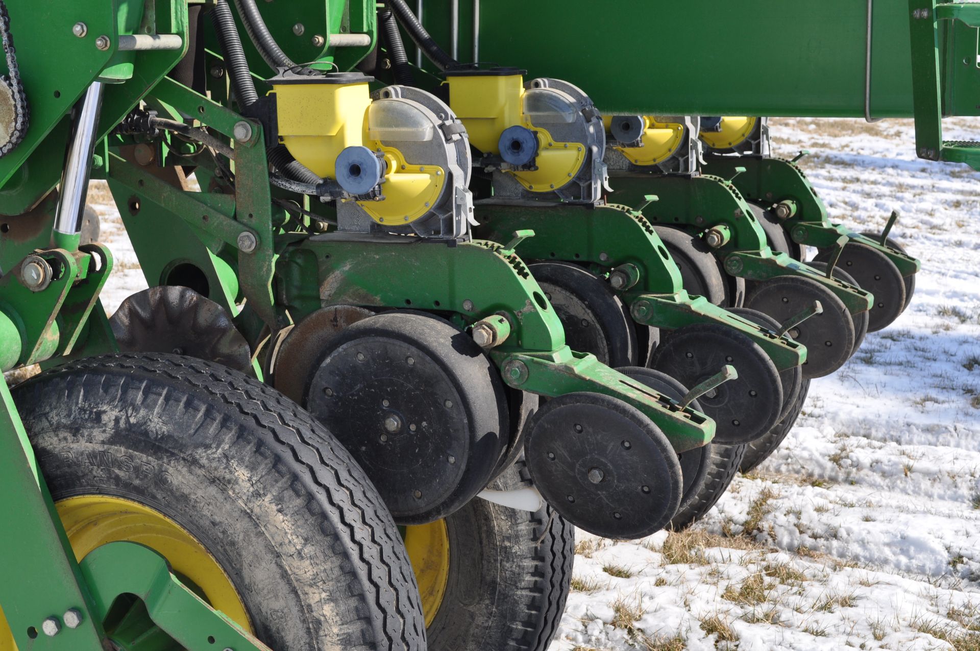 John Deere 1770 NT 24 row 30” planter, front fold, CCS, Refuge Plus tank, markers, no-till coulters, - Image 16 of 25