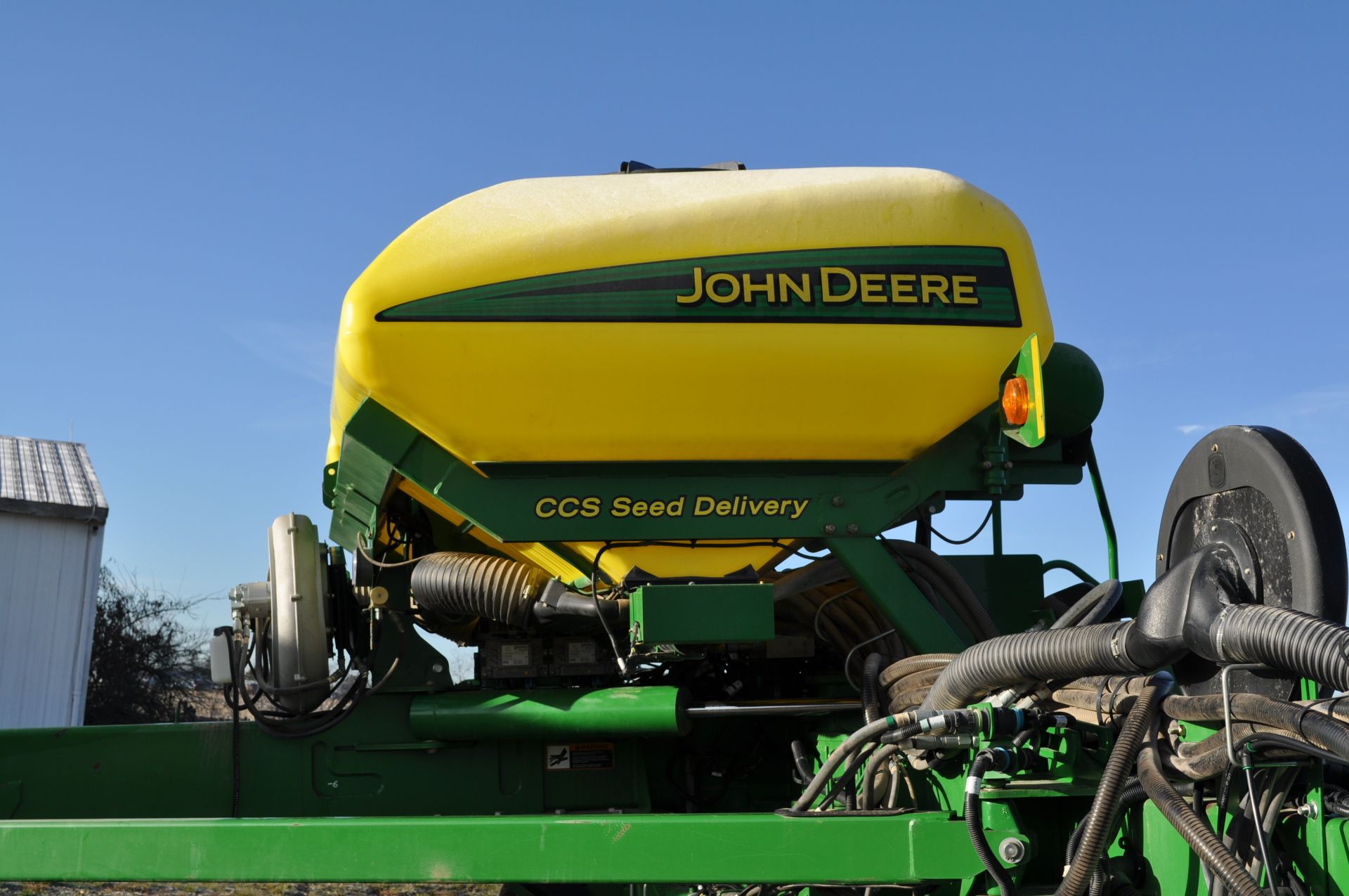 John Deere 1790 16/32 planter, front fold, CCS, markers, no-till coulters, John Deere vac meters, - Image 37 of 45