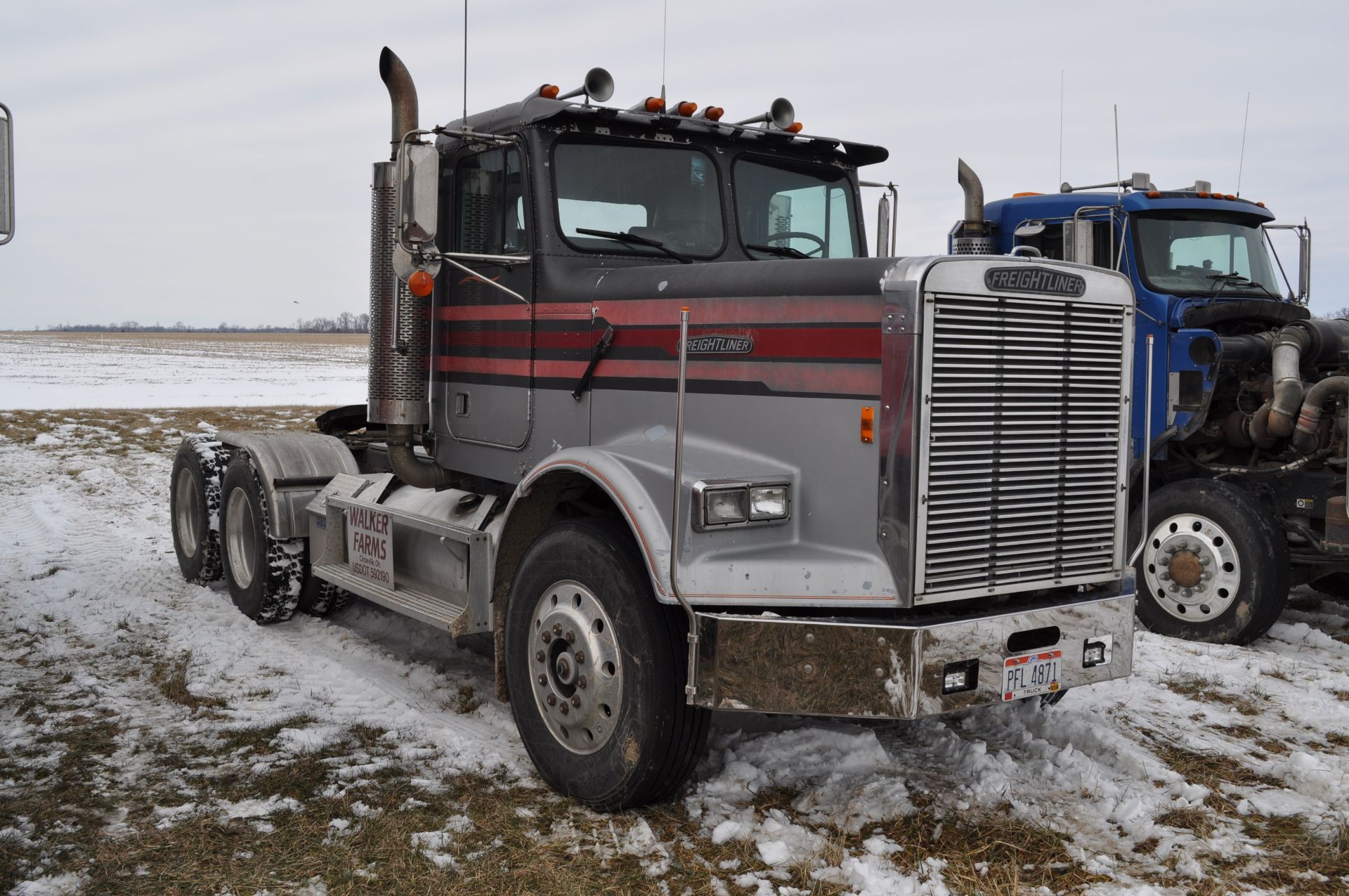 1988 Freightliner FLC semi truck, daycab, 187” WB, Cummins 855 Formula 350 engine, 8 spd + low + OD, - Image 4 of 31