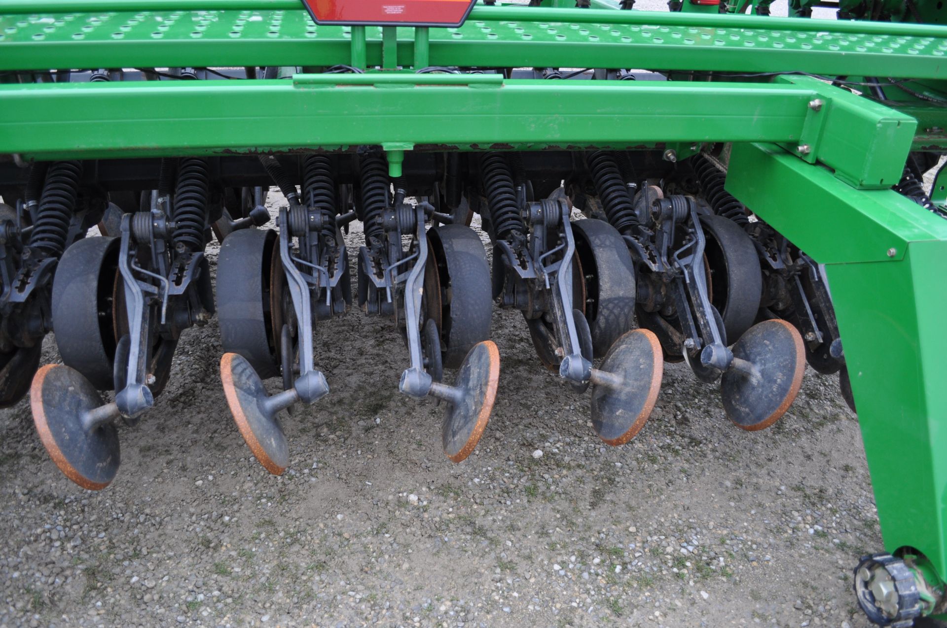 15’ John Deere 1590 grain drill, front dolly wheel, 7 ½” spacing, markers, lights, electric adjust - Image 13 of 21