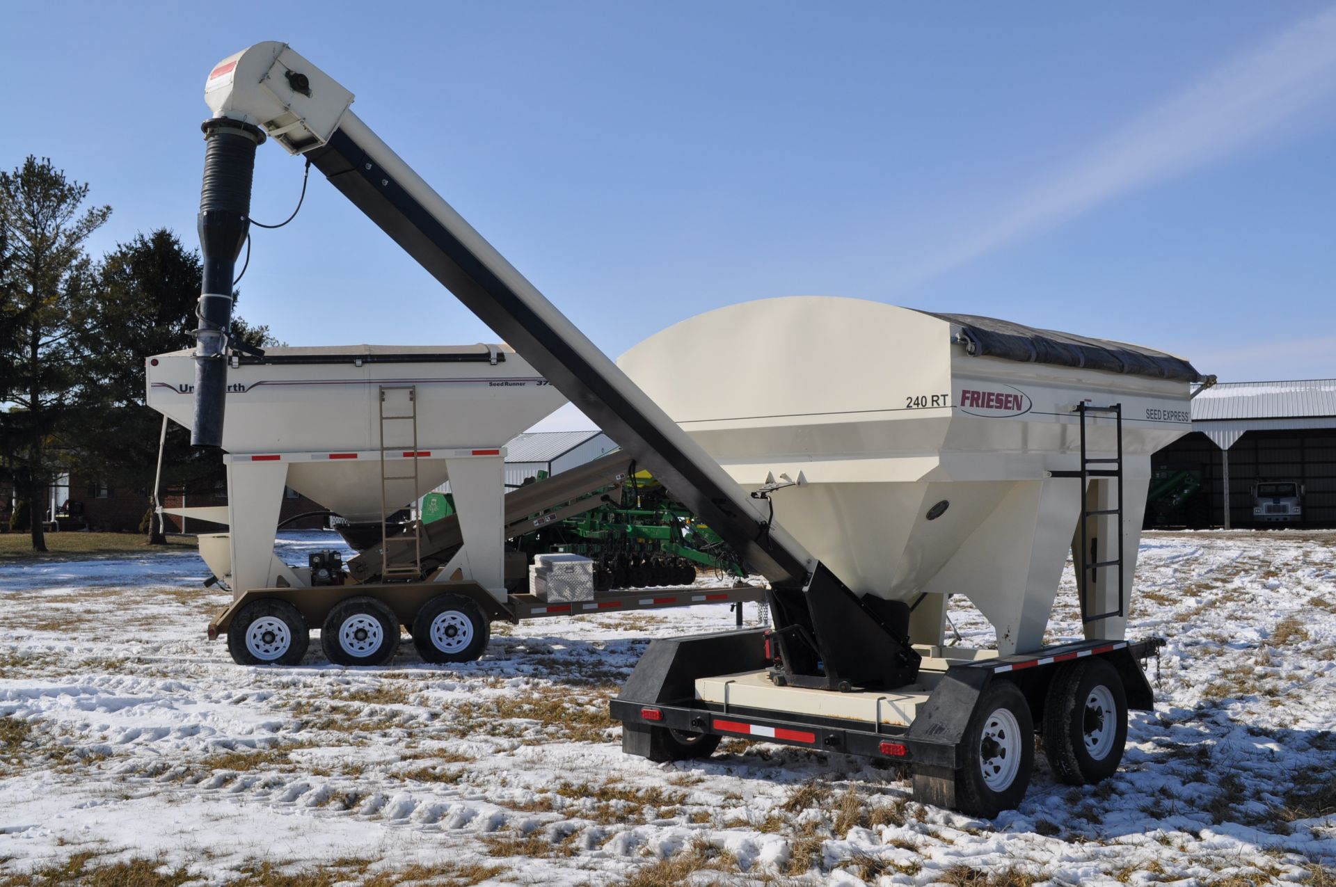 Friesen 240RT seed tender, tandem axle, 2 compartment, rear conveyor, Honda GX160 engine, electric - Image 3 of 32