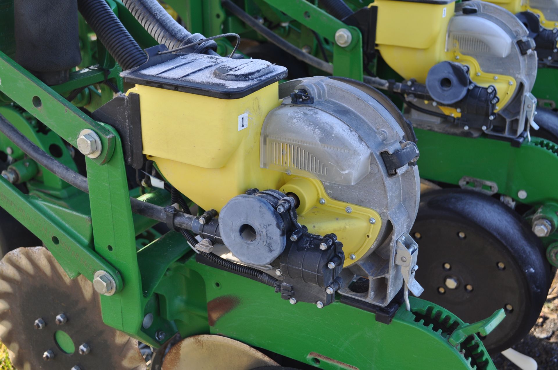 John Deere 1790 16/32 planter, front fold, CCS, markers, no-till coulters, John Deere vac meters, - Image 41 of 45