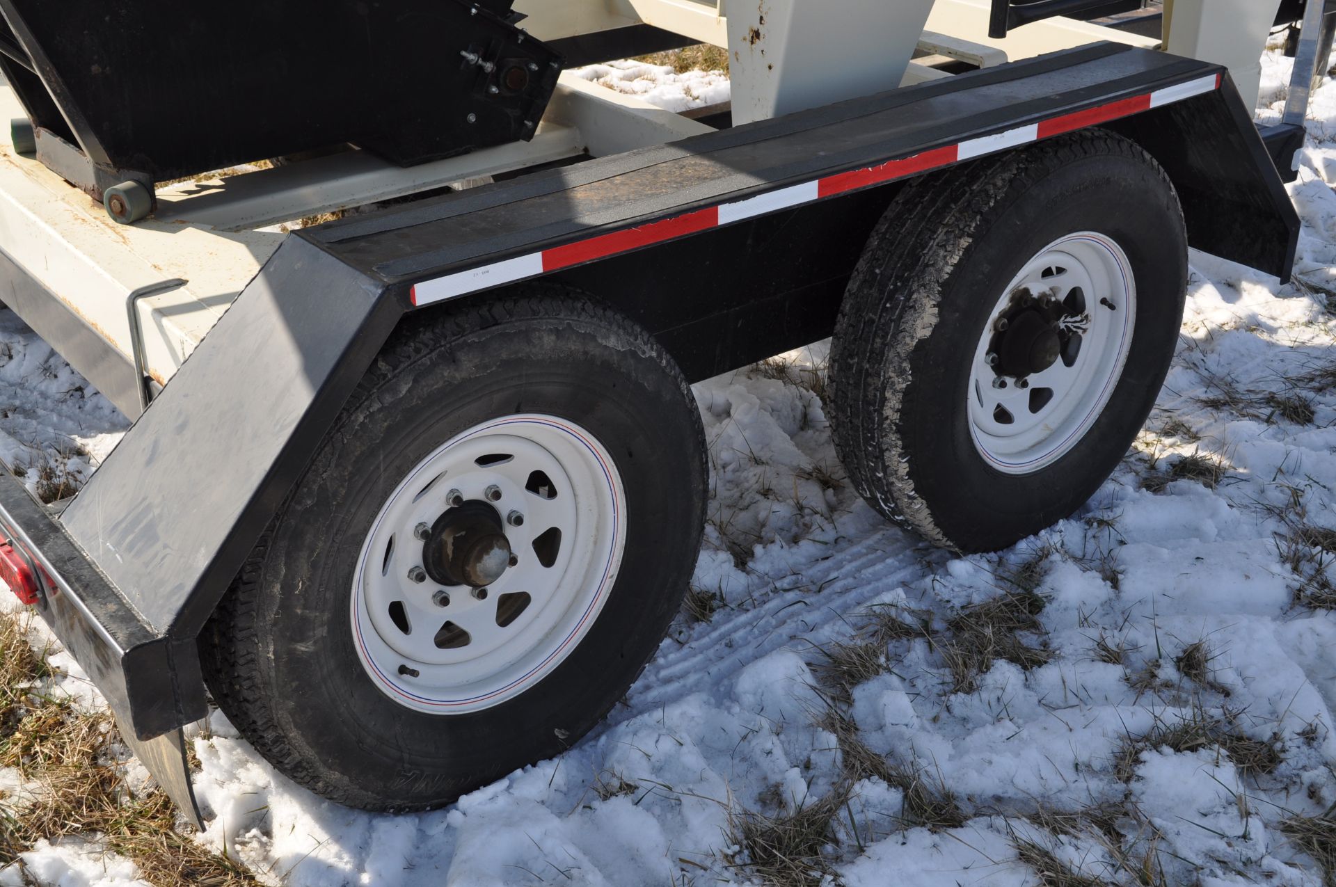 Friesen 240RT seed tender, tandem axle, 2 compartment, rear conveyor, Honda GX160 engine, electric - Image 11 of 32