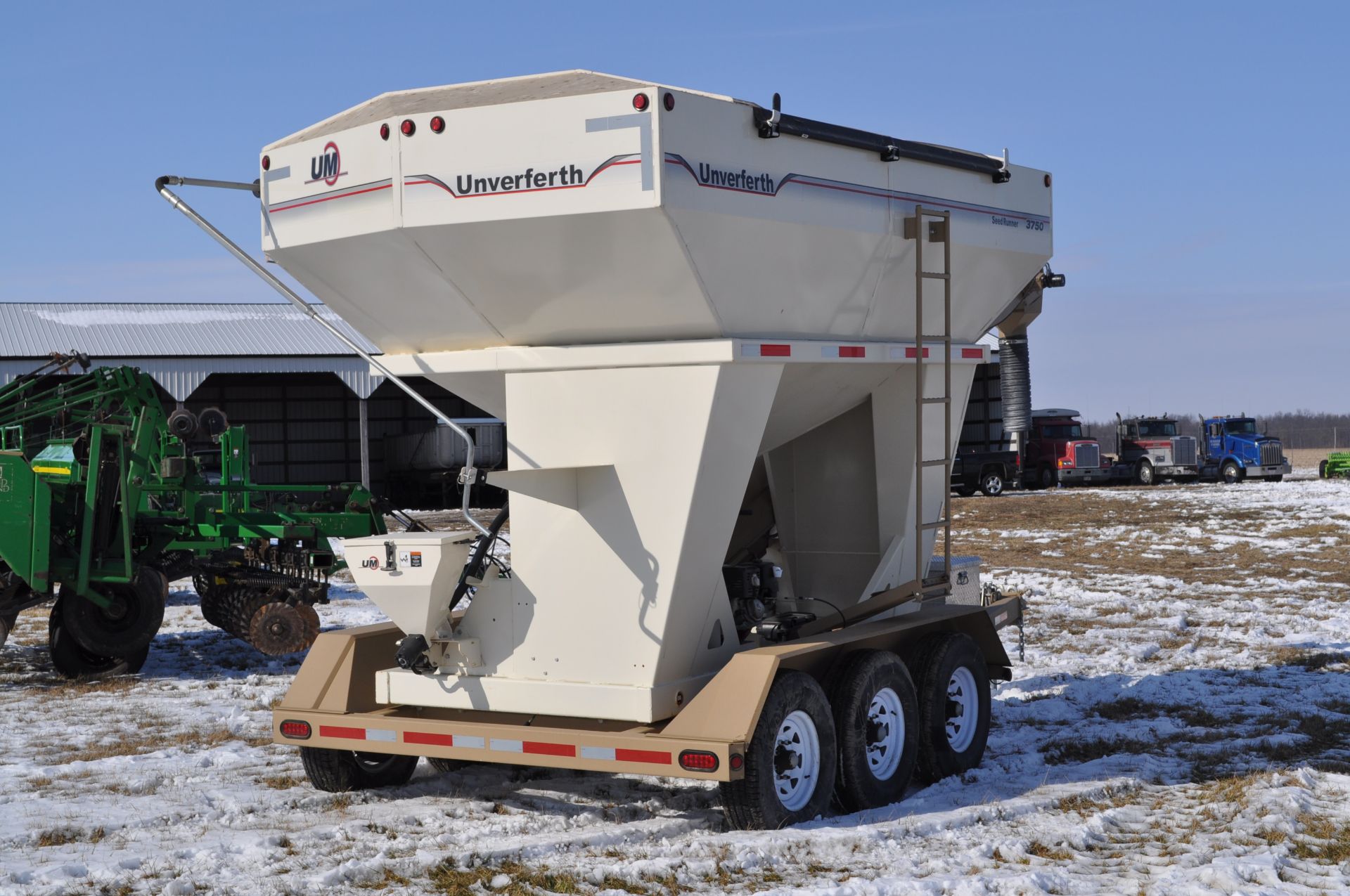 Unverferth 3750 Seedrunner seed tender, tri axle, 2 compartment, manual doors, electric start Honda, - Image 4 of 24