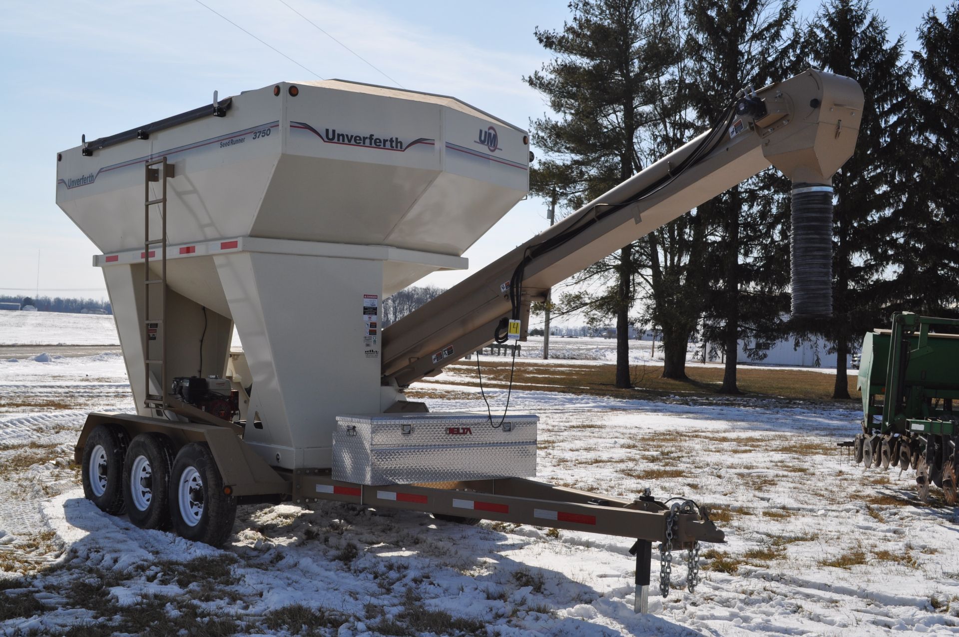 Unverferth 3750 Seedrunner seed tender, tri axle, 2 compartment, manual doors, electric start Honda, - Image 6 of 24