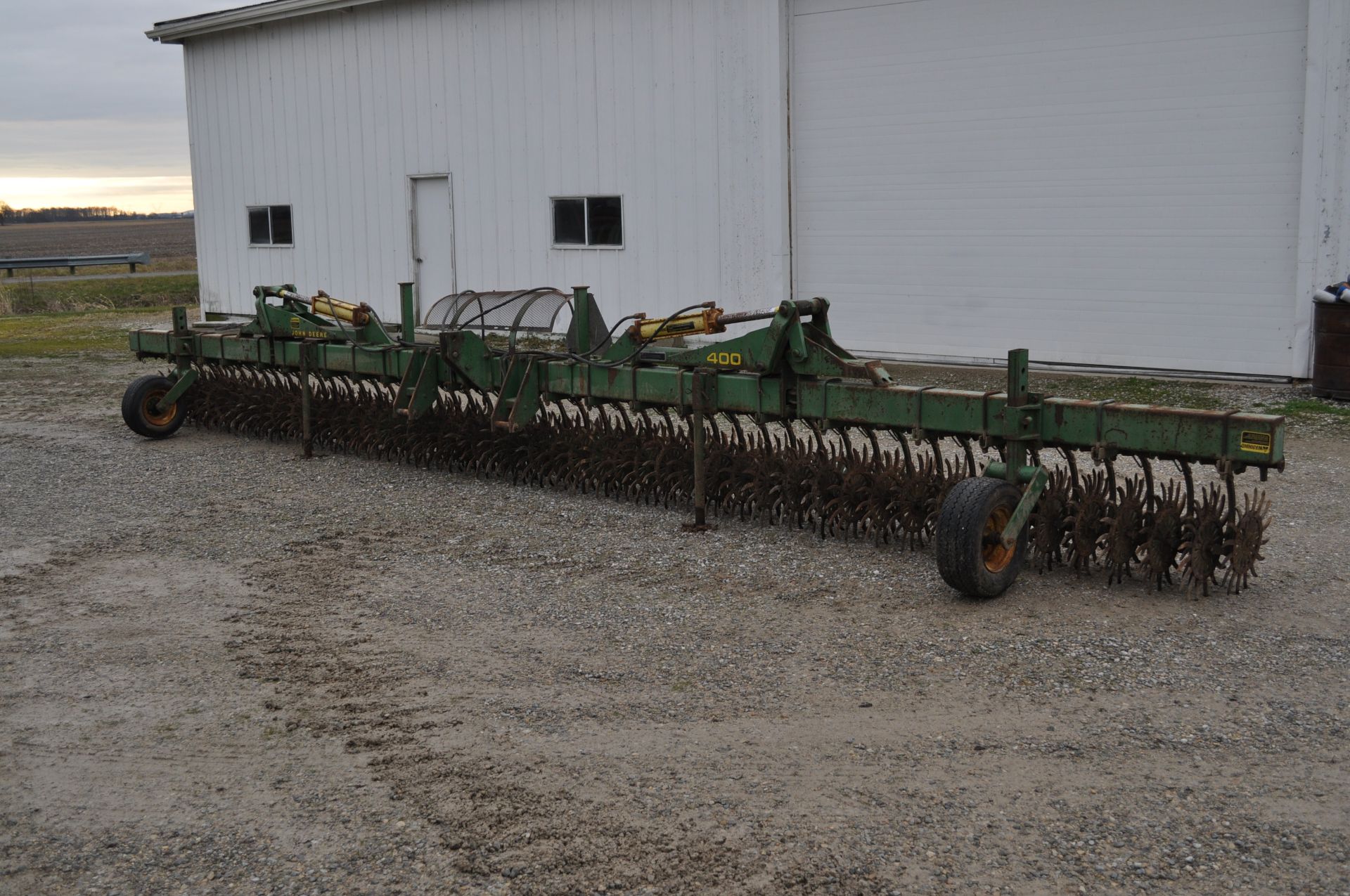 30’ John Deere 400 rotary hoe, 3pt, hyd fold, wing gauge wheels, SN 001820 - Image 7 of 25