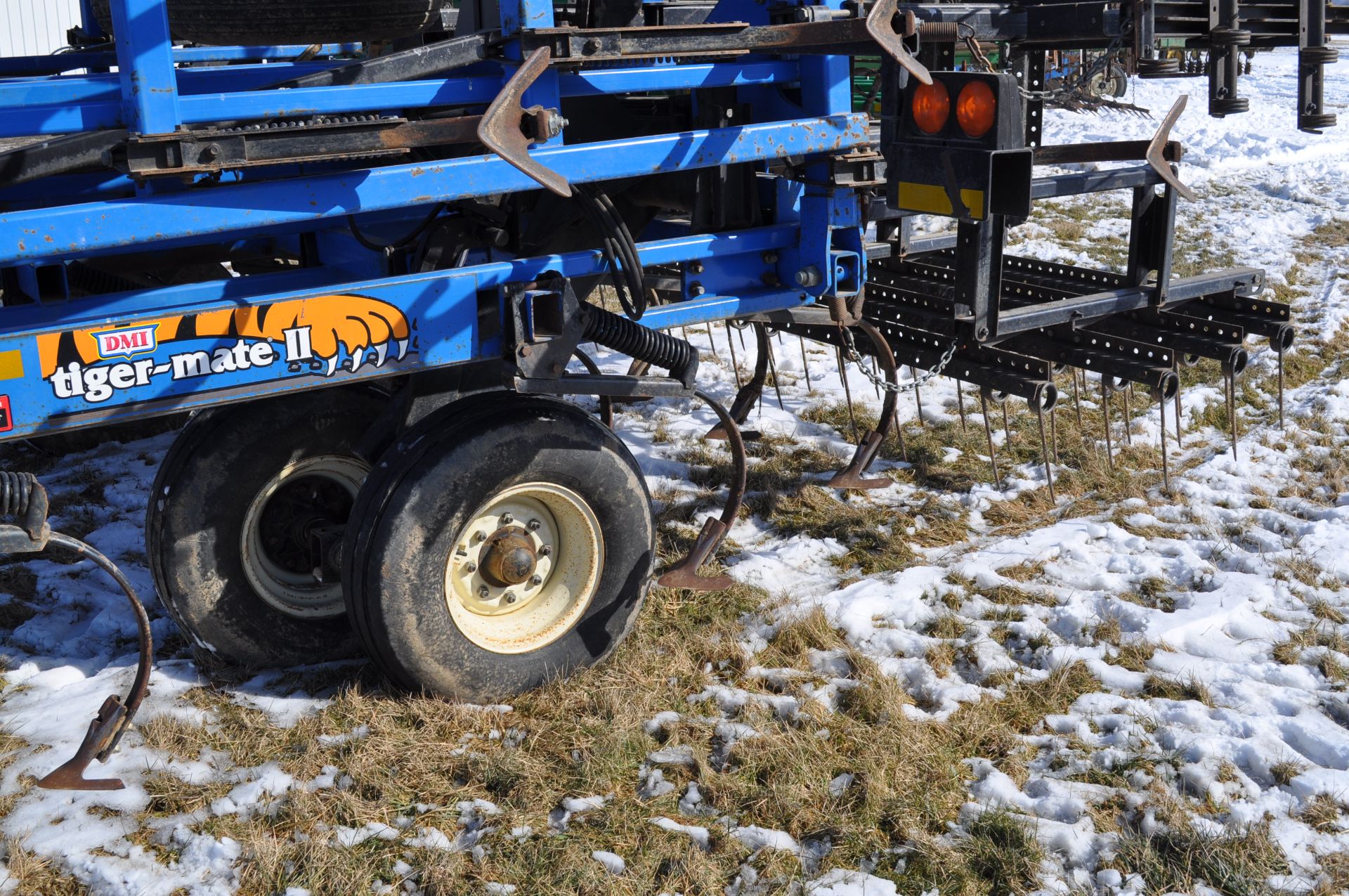 41’ DMI Tiger Mate II field cultivator, dble hyd fold, walking tandems, rear hitch, 4 bar spring - Image 10 of 21