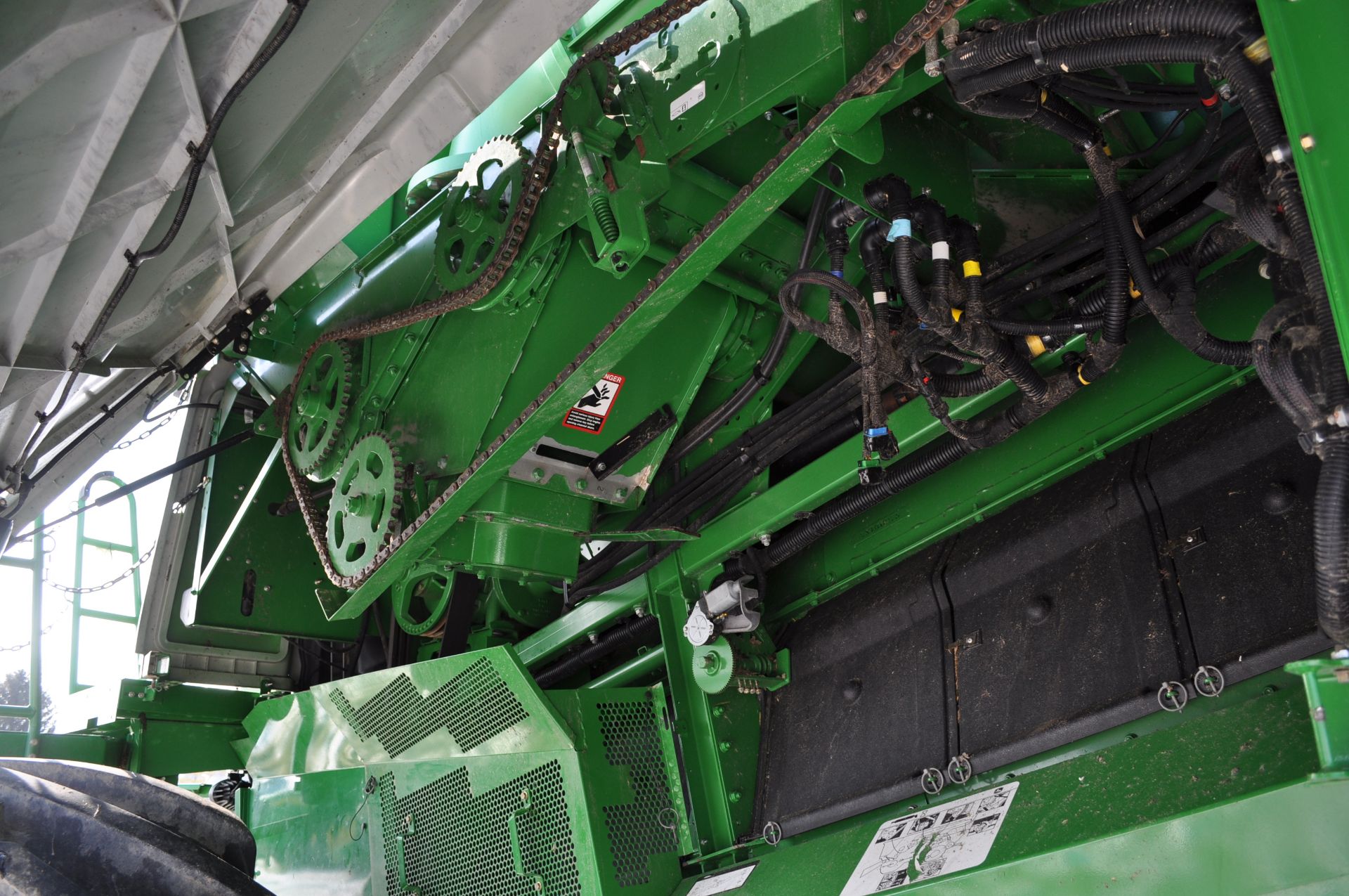 John Deere S680 combine, 1250/50R32 drive tires, 750/65R26 rear tires, PWRD, yield monitor, poly - Image 16 of 41