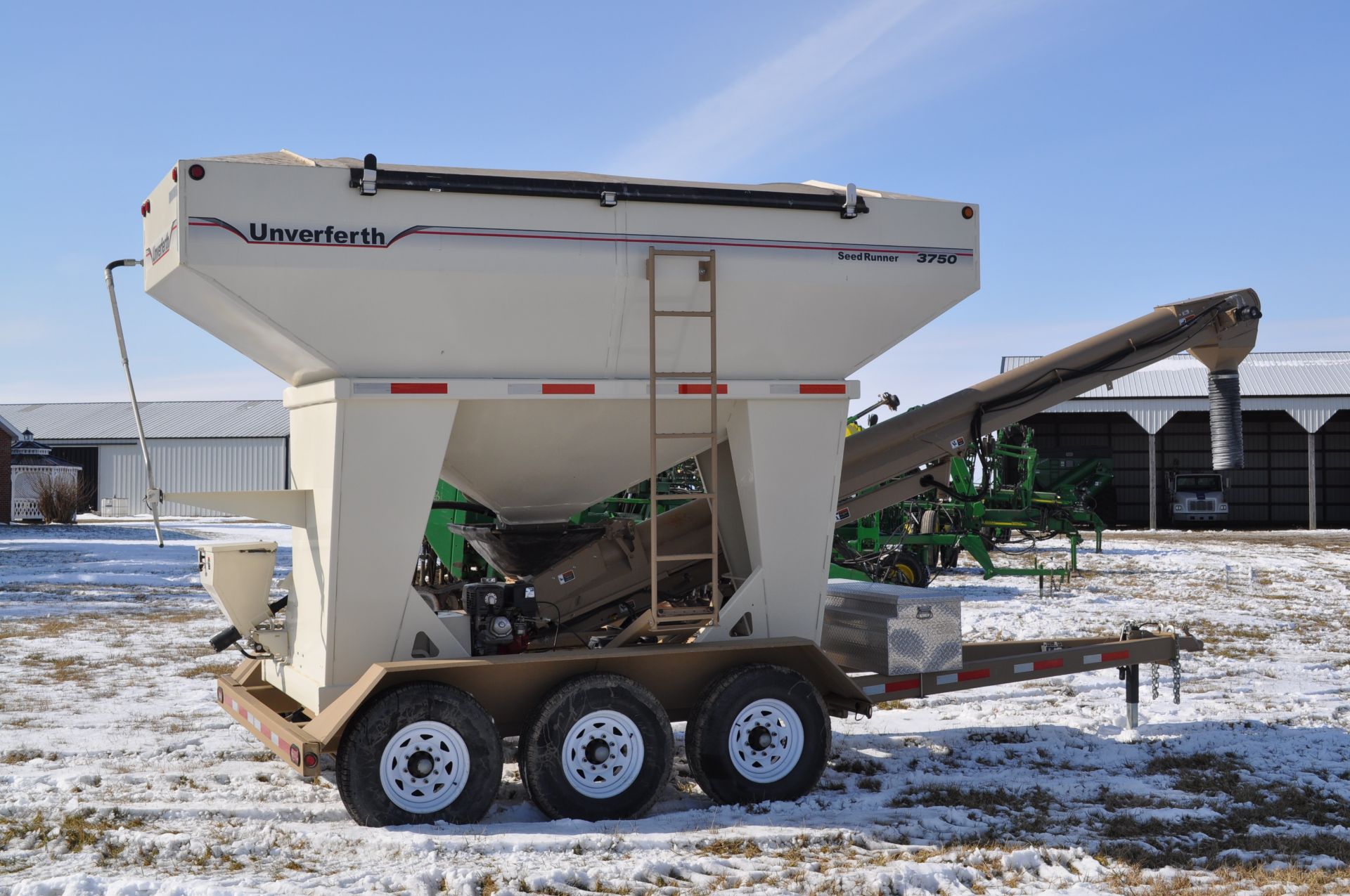 Unverferth 3750 Seedrunner seed tender, tri axle, 2 compartment, manual doors, electric start Honda, - Image 5 of 24