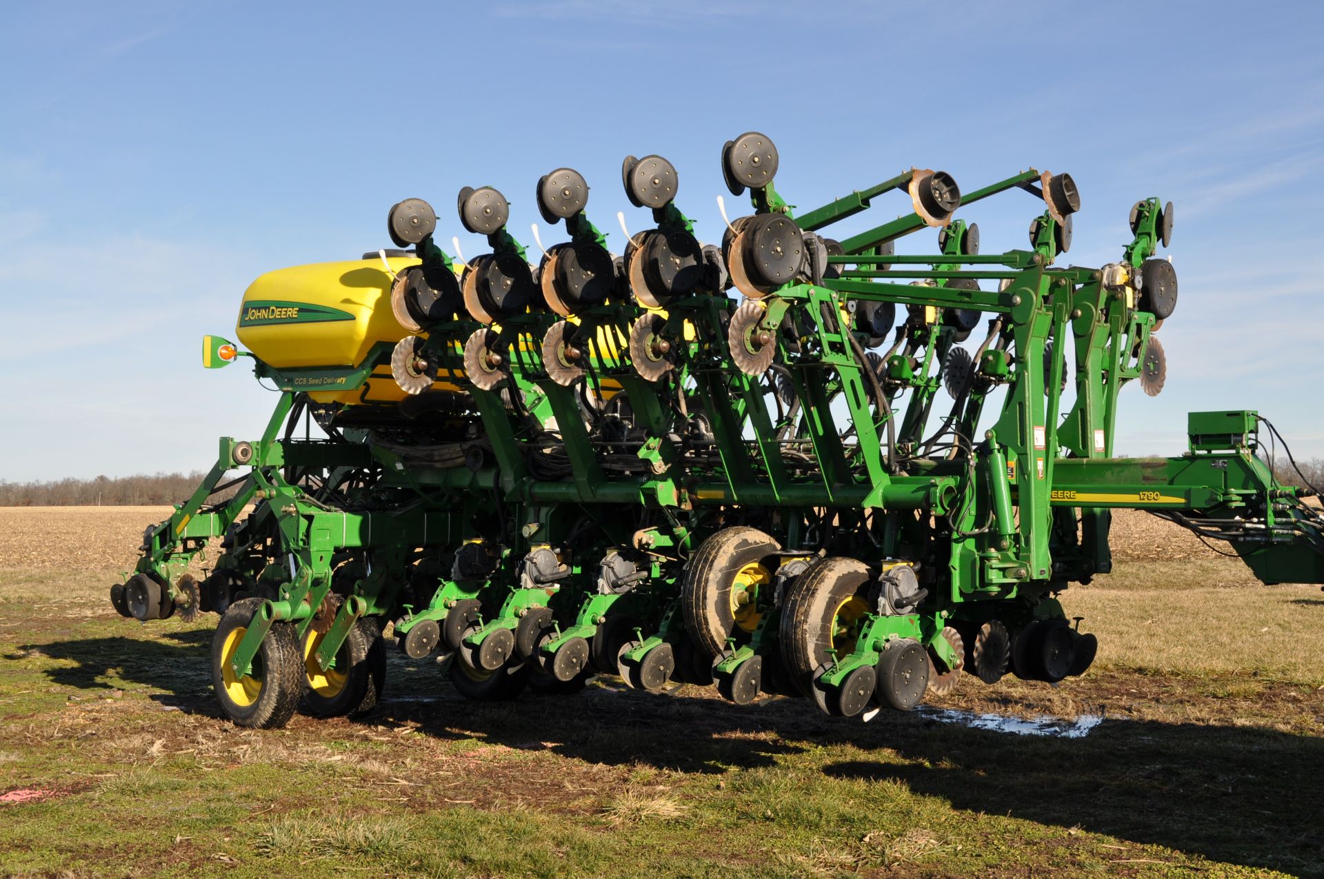 John Deere 1790 16/32 planter, front fold, CCS, markers, no-till coulters, John Deere vac meters, - Image 45 of 45