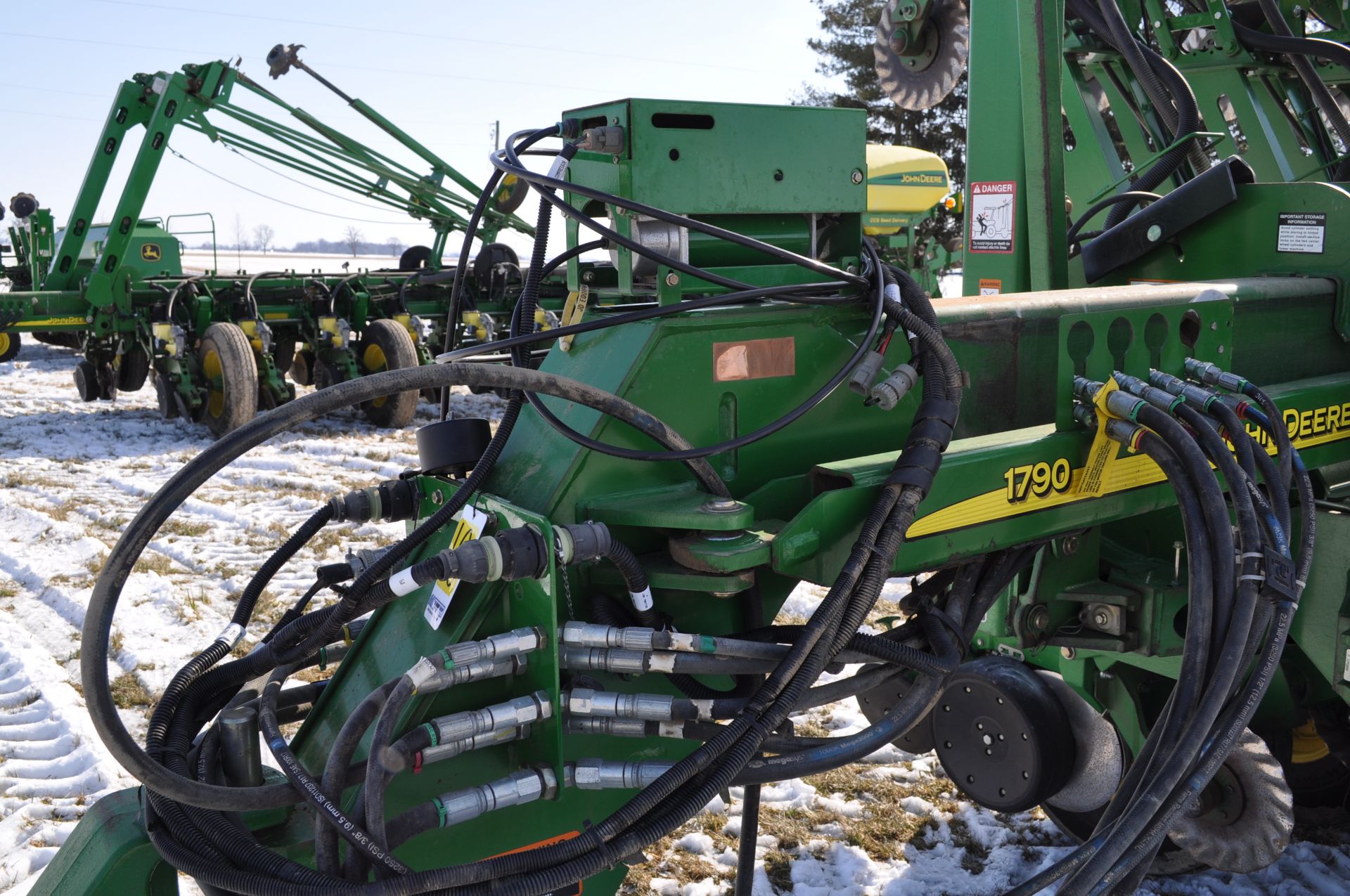 John Deere 1790 16/32 planter, front fold, CCS, markers, no-till coulters, John Deere vac meters, - Image 7 of 45