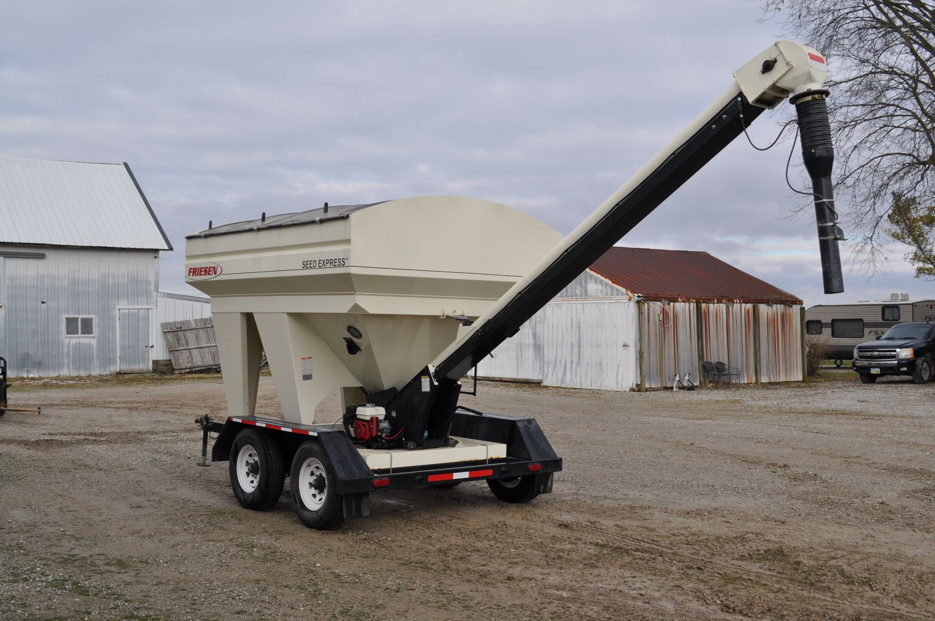 Friesen 240RT seed tender, tandem axle, 2 compartment, rear conveyor, Honda GX160 engine, electric - Image 17 of 32