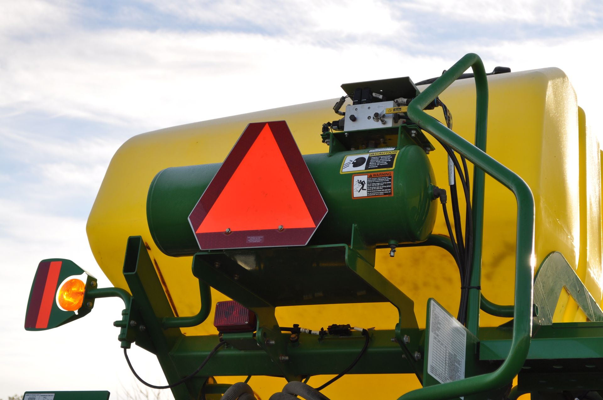 John Deere 1790 16/32 planter, front fold, CCS, markers, no-till coulters, John Deere vac meters, - Image 44 of 45