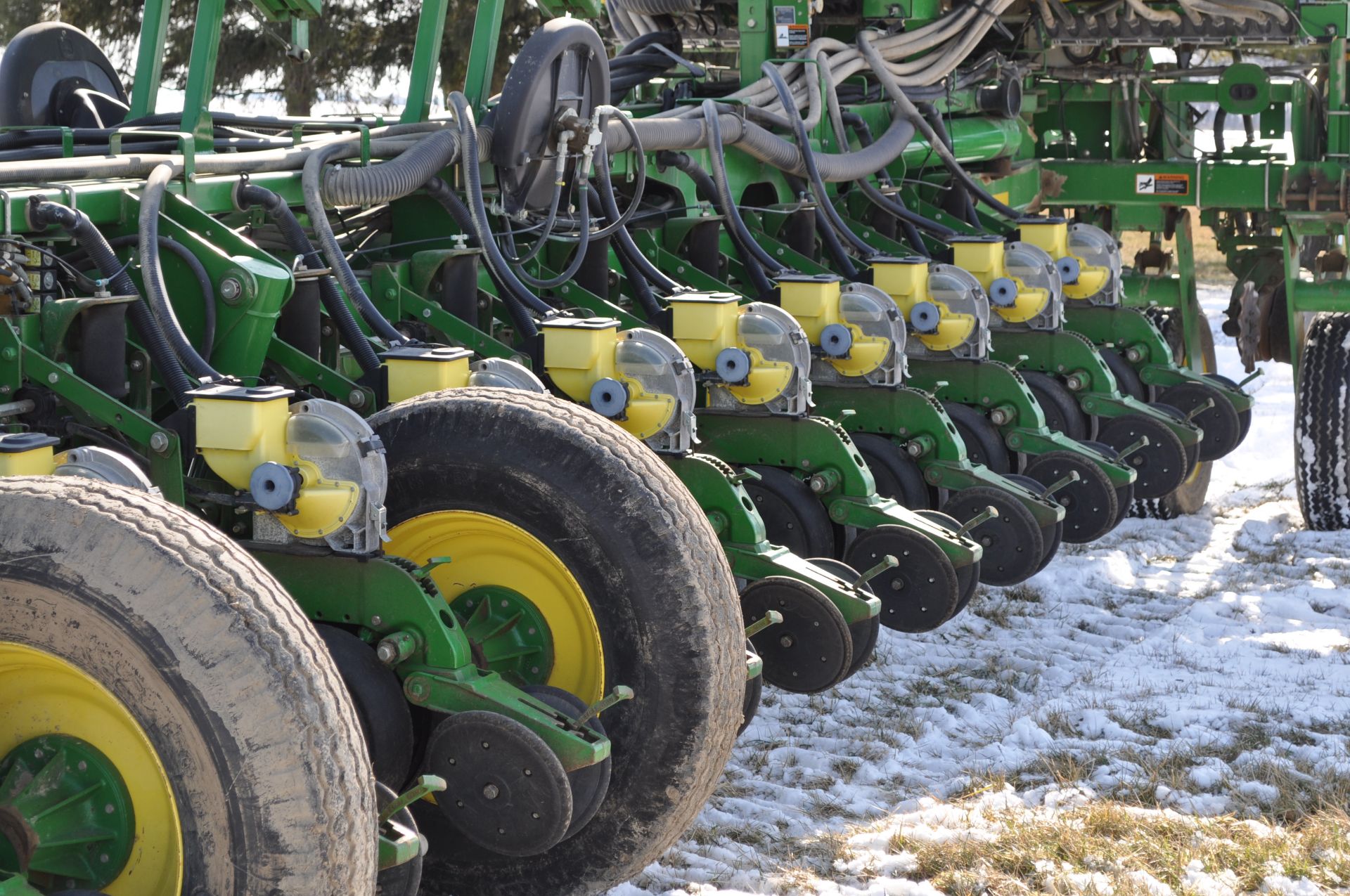 John Deere 1770 NT 24 row 30” planter, front fold, CCS, Refuge Plus tank, markers, no-till coulters, - Image 9 of 25