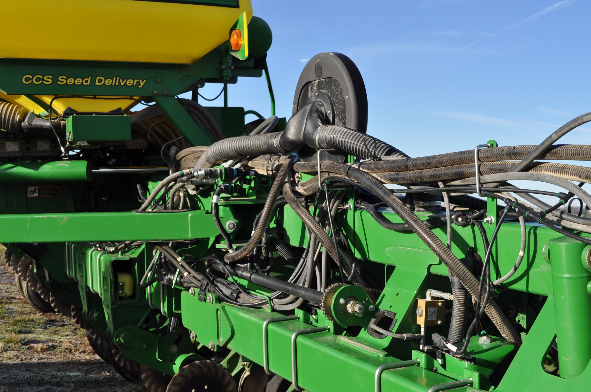 John Deere 1790 16/32 planter, front fold, CCS, markers, no-till coulters, John Deere vac meters, - Image 36 of 45