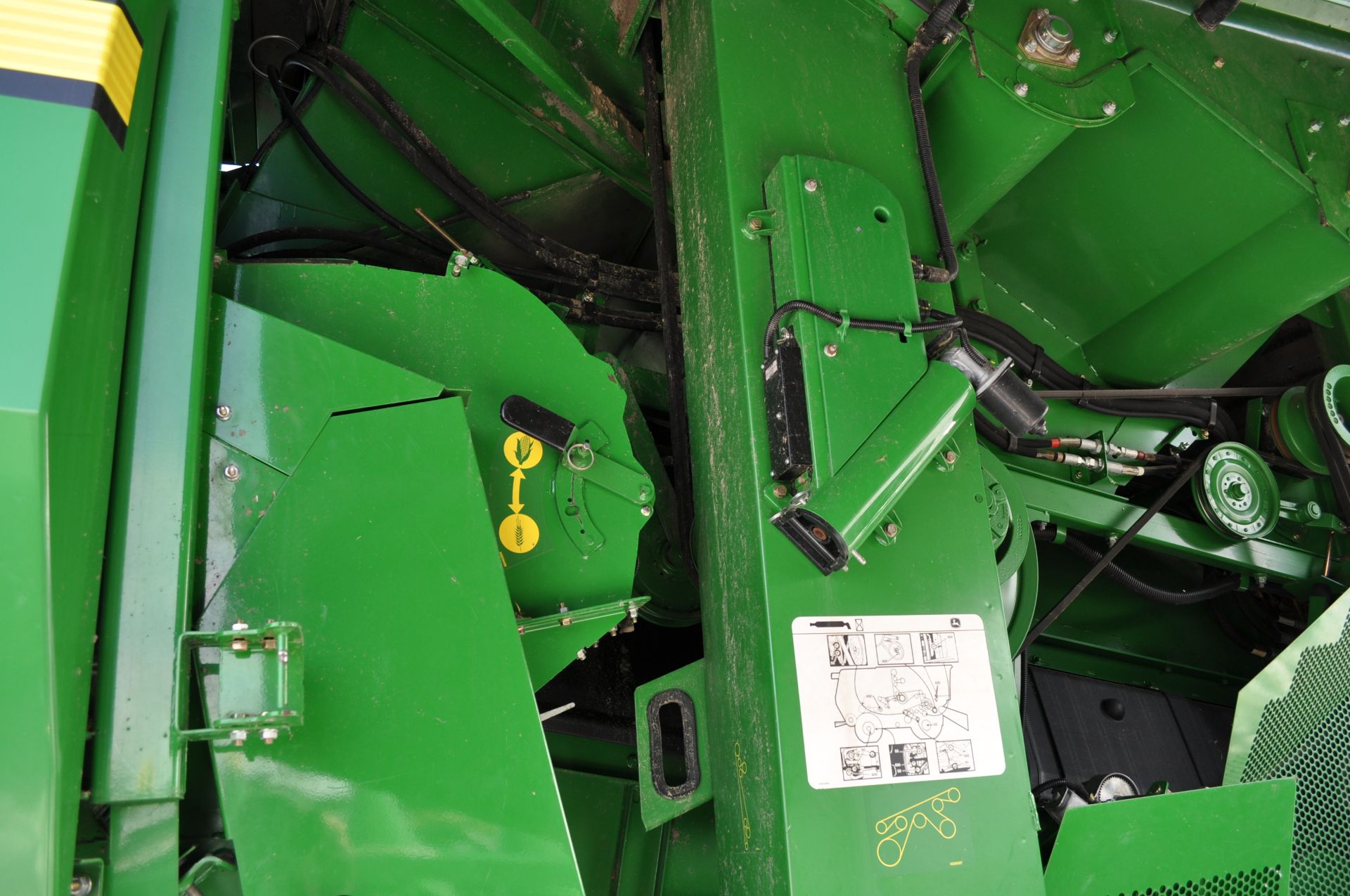 John Deere S680 combine, 1250/50R32 drive tires, 750/65R26 rear tires, PWRD, yield monitor, poly - Image 28 of 41