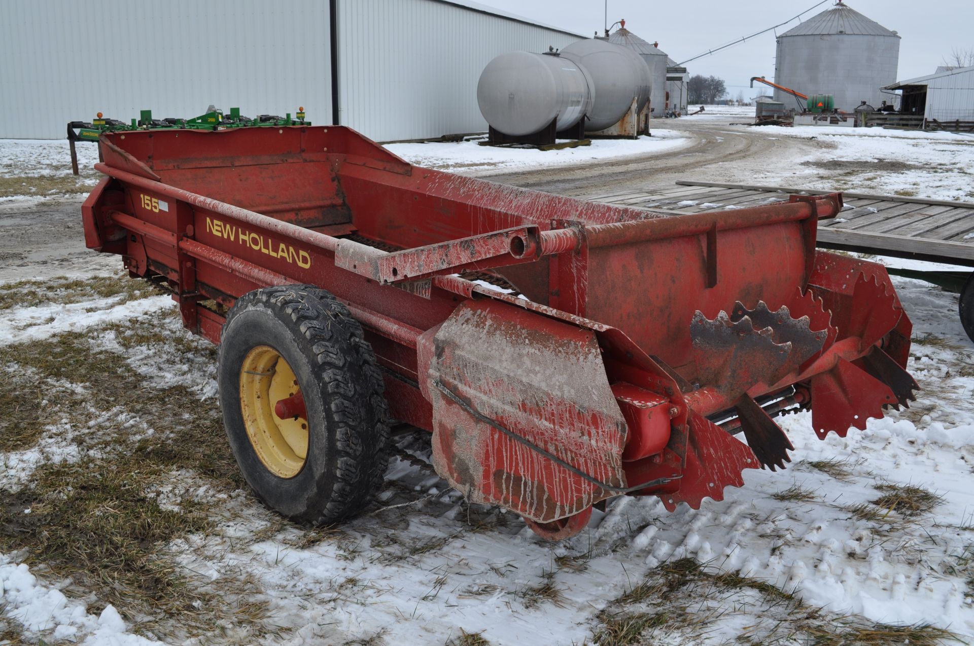 New Holland 155 manure spreader, poly floor, slop gate, heavy duty chain, 540 PTO, SN 828529 - Image 4 of 11