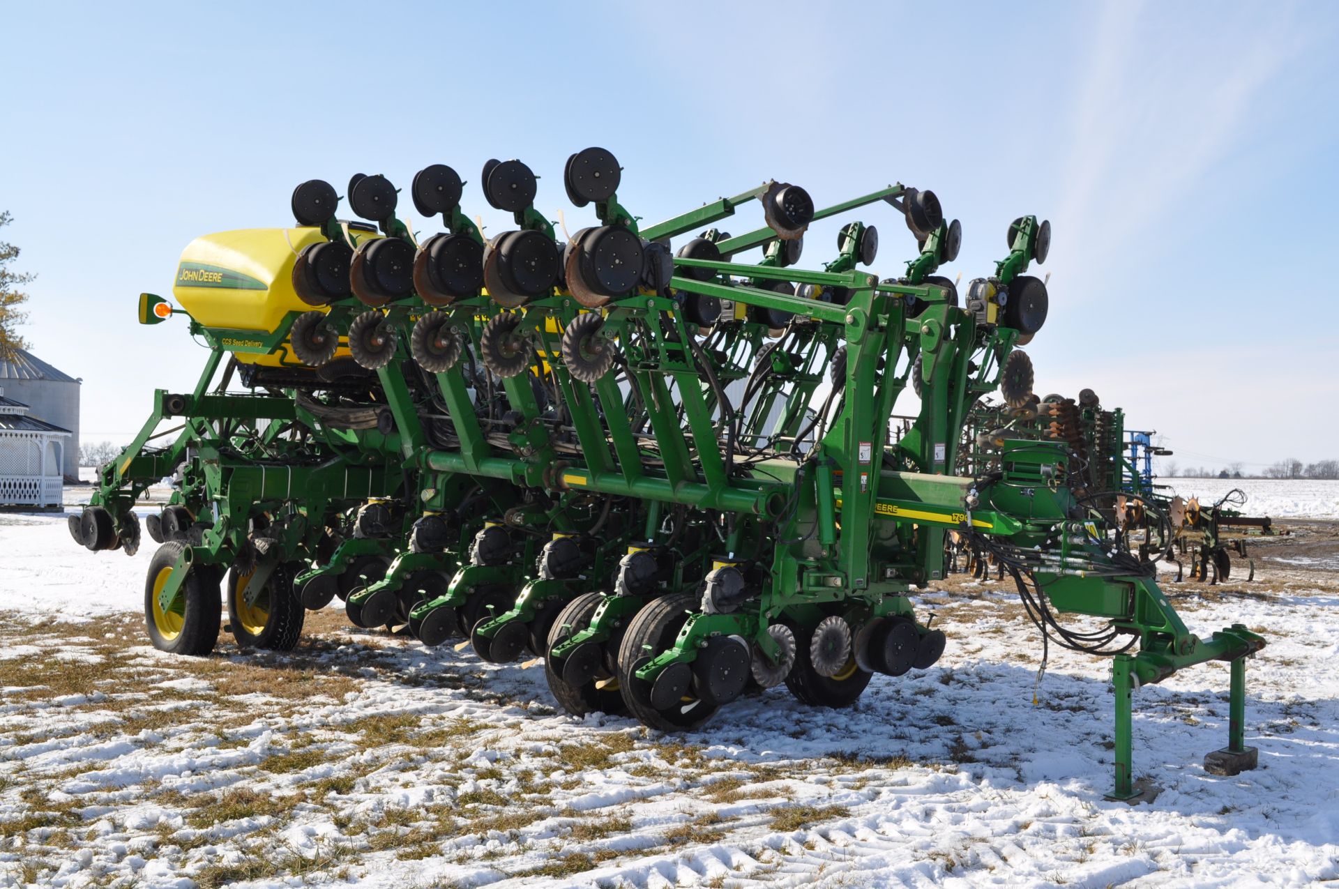 John Deere 1790 16/32 planter, front fold, CCS, markers, no-till coulters, John Deere vac meters, - Image 4 of 45