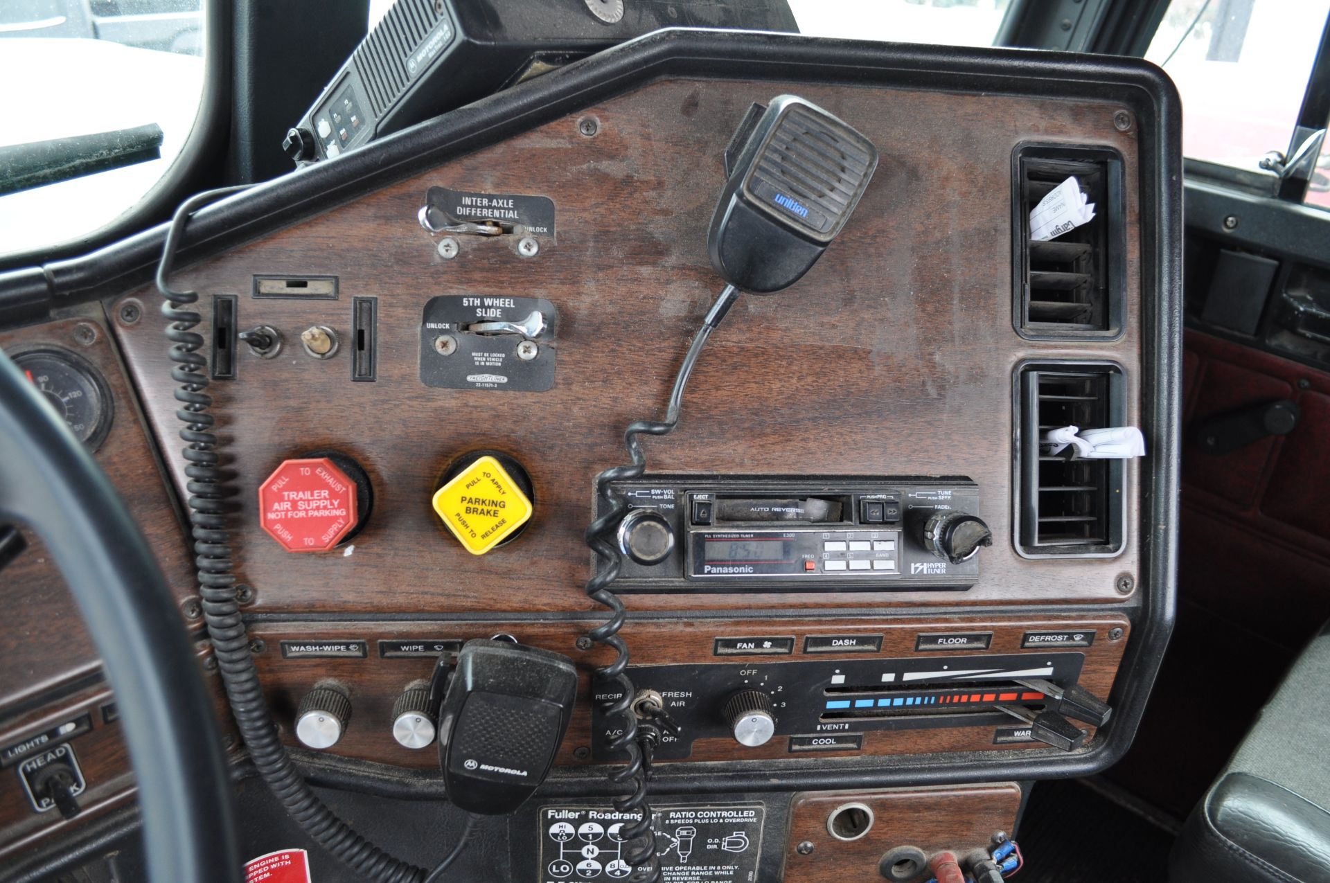 1988 Freightliner FLC semi truck, daycab, 187” WB, Cummins 855 Formula 350 engine, 8 spd + low + OD, - Image 28 of 31