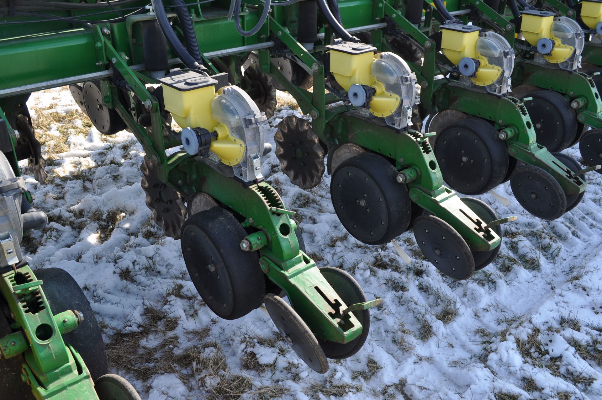 John Deere 1770 NT 24 row 30” planter, front fold, CCS, Refuge Plus tank, markers, no-till coulters, - Image 12 of 25