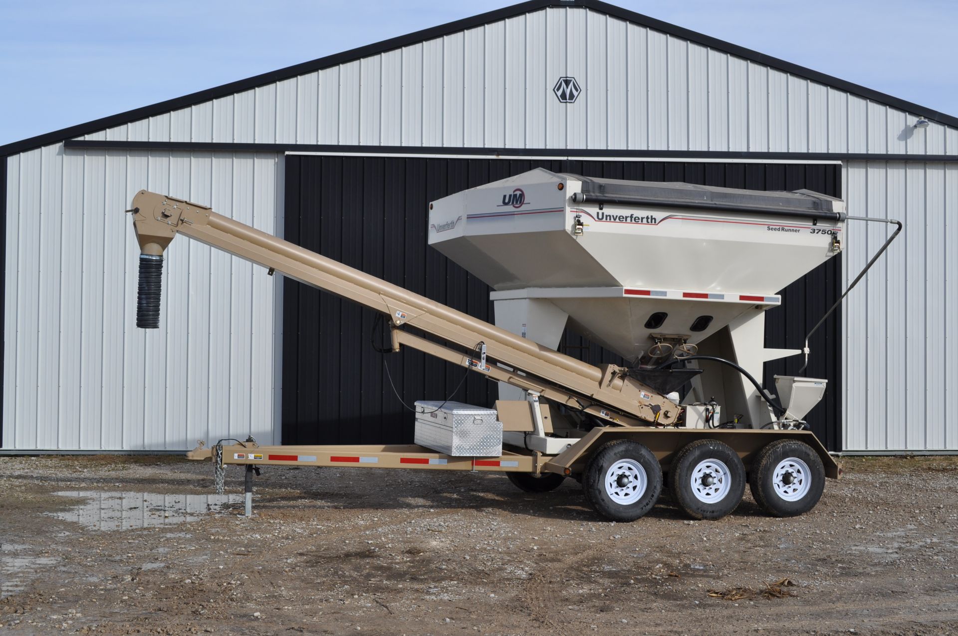 Unverferth 3750 Seedrunner seed tender, tri axle, 2 compartment, manual doors, electric start Honda, - Image 24 of 24