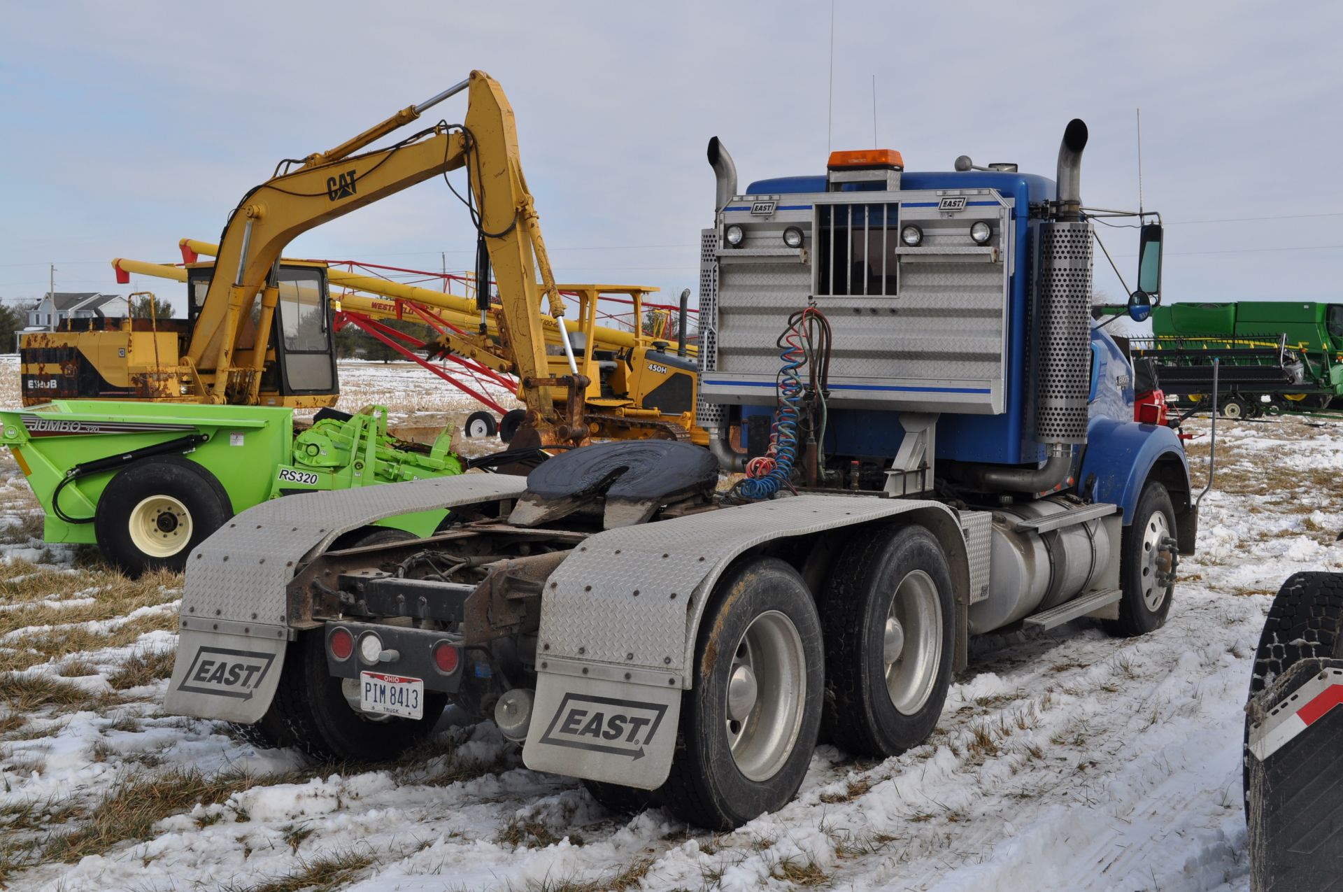 2004 Kenworth T-800 semi truck, daycab, 186” WB, CAT C-15 ACERT, 13 spd, engine brake, twin screw, - Image 4 of 33