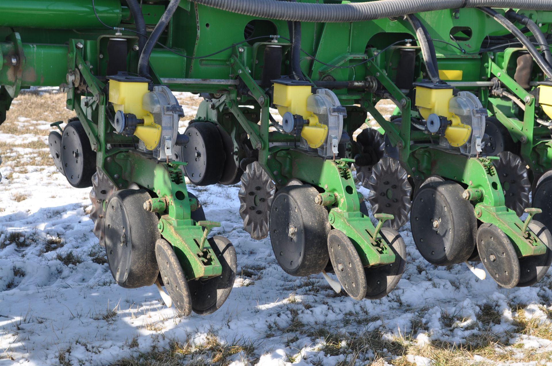 John Deere 1770 NT 24 row 30” planter, front fold, CCS, Refuge Plus tank, markers, no-till coulters, - Image 21 of 25