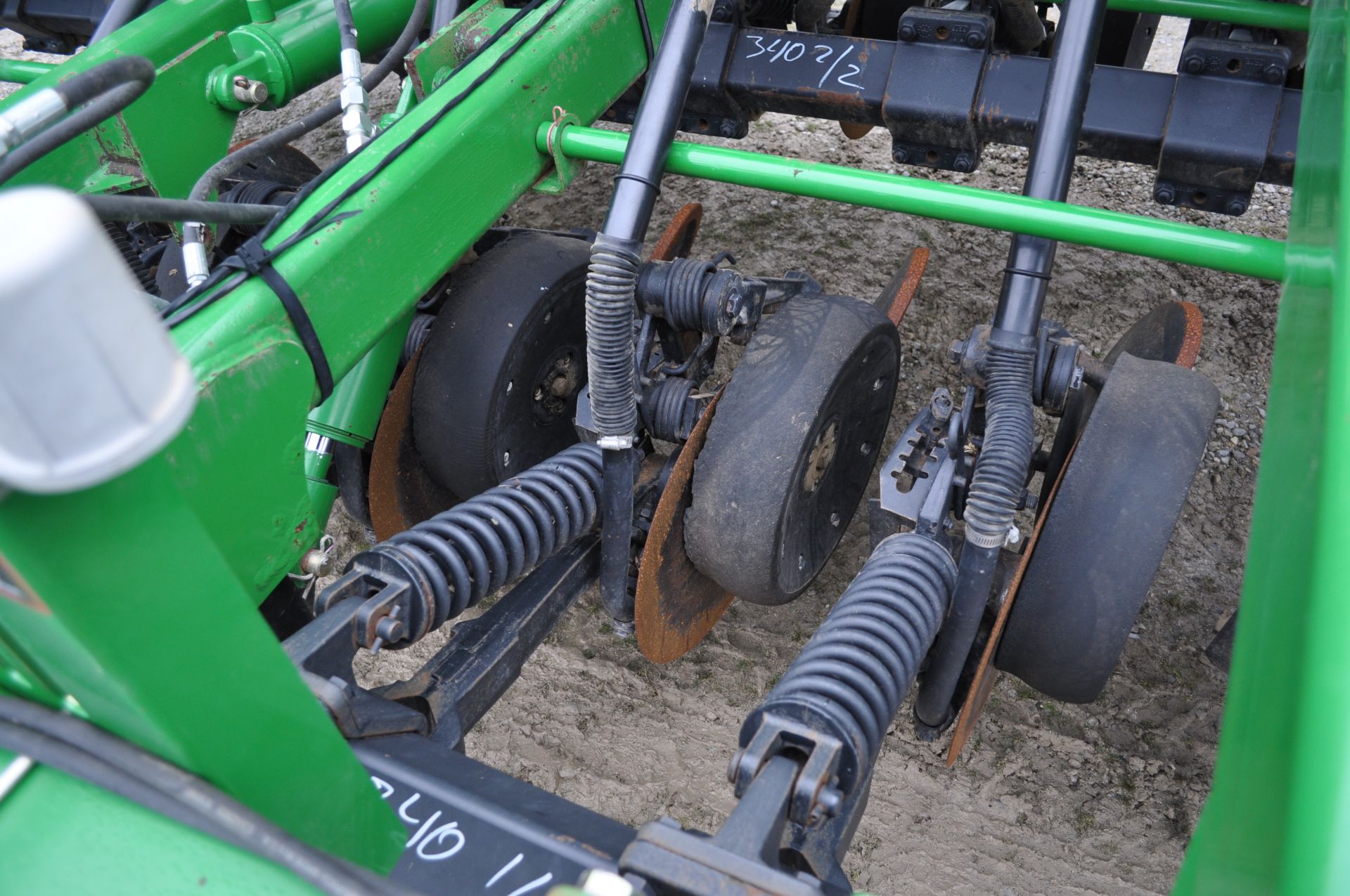 15’ John Deere 1590 grain drill, front dolly wheel, 7 ½” spacing, markers, lights, electric adjust - Image 16 of 21