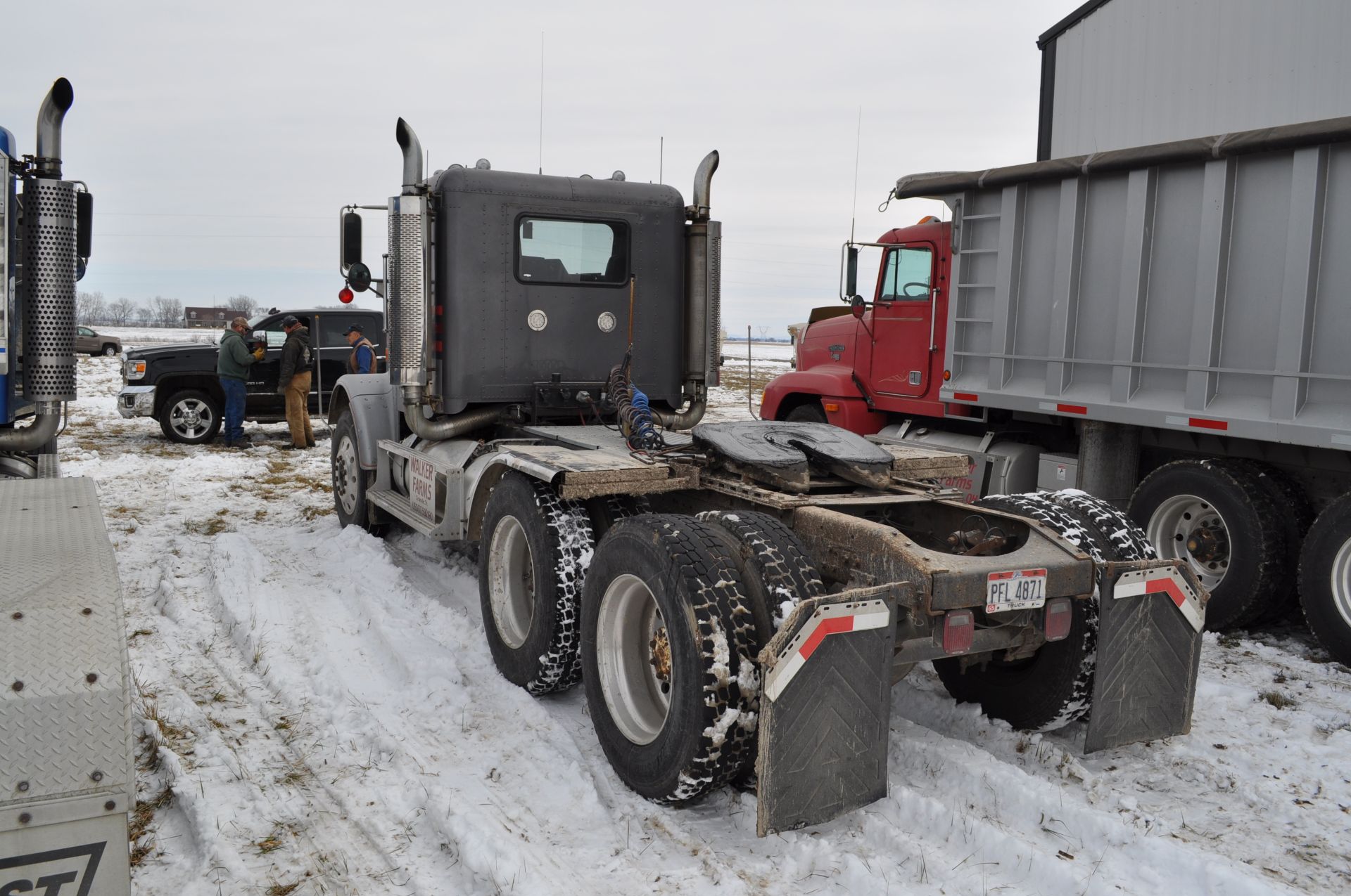 1988 Freightliner FLC semi truck, daycab, 187” WB, Cummins 855 Formula 350 engine, 8 spd + low + OD, - Image 2 of 31