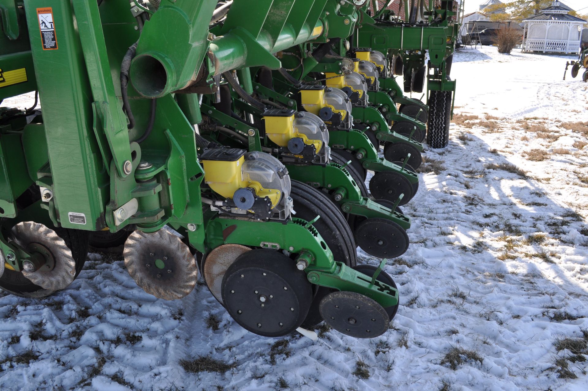 John Deere 1790 16/32 planter, front fold, CCS, markers, no-till coulters, John Deere vac meters, - Image 8 of 45